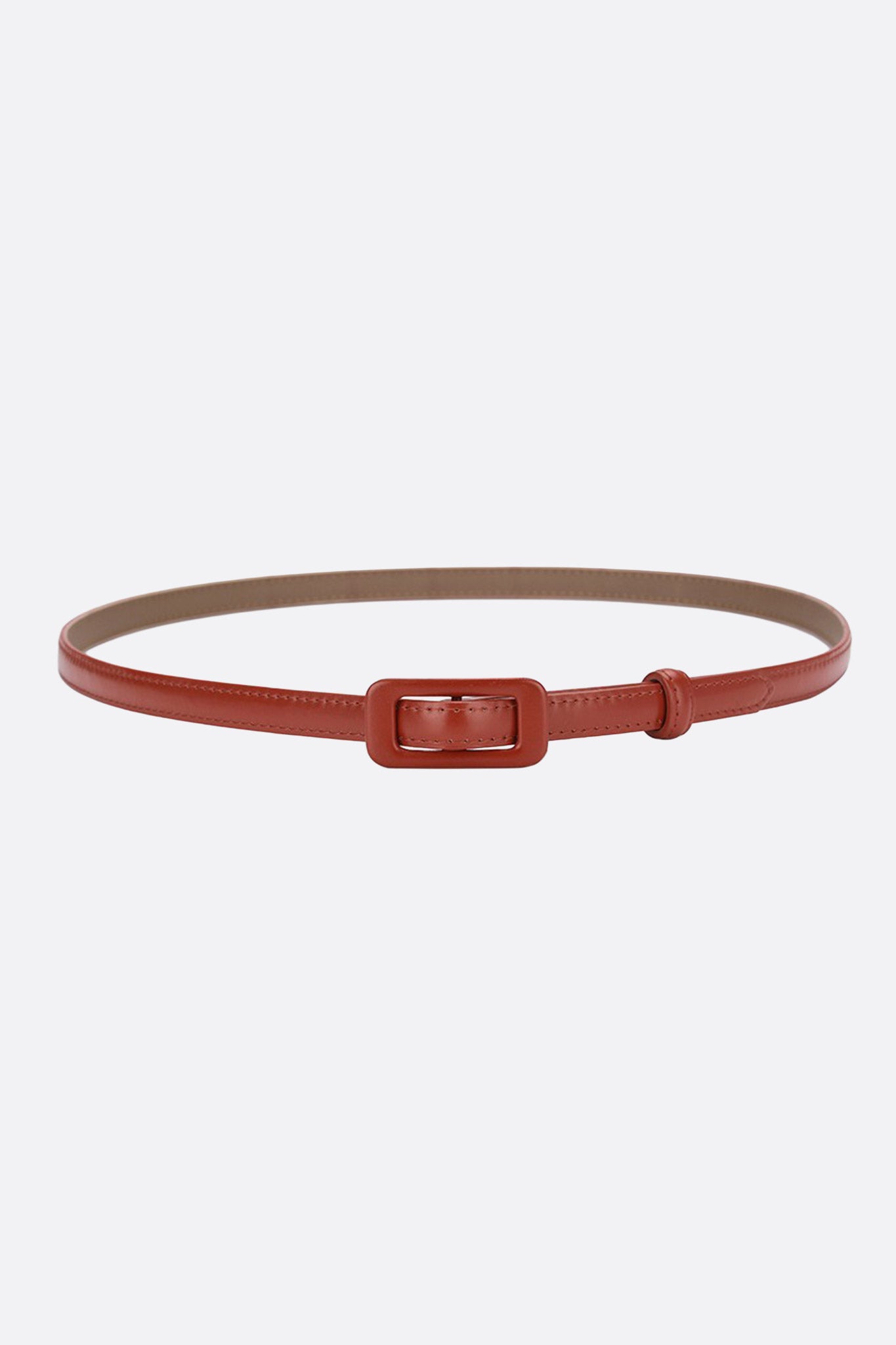 Cinturón rojo delgado con hebilla rectangular revestida