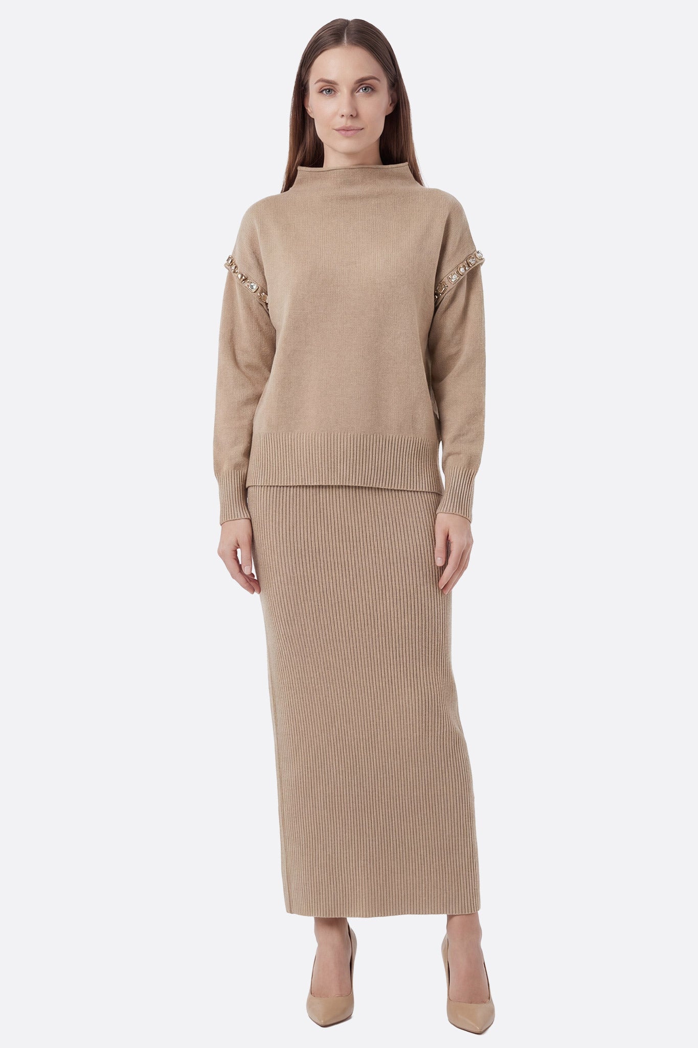 Conjunto de falda larga y suéter beige de punto con detalles decorativos