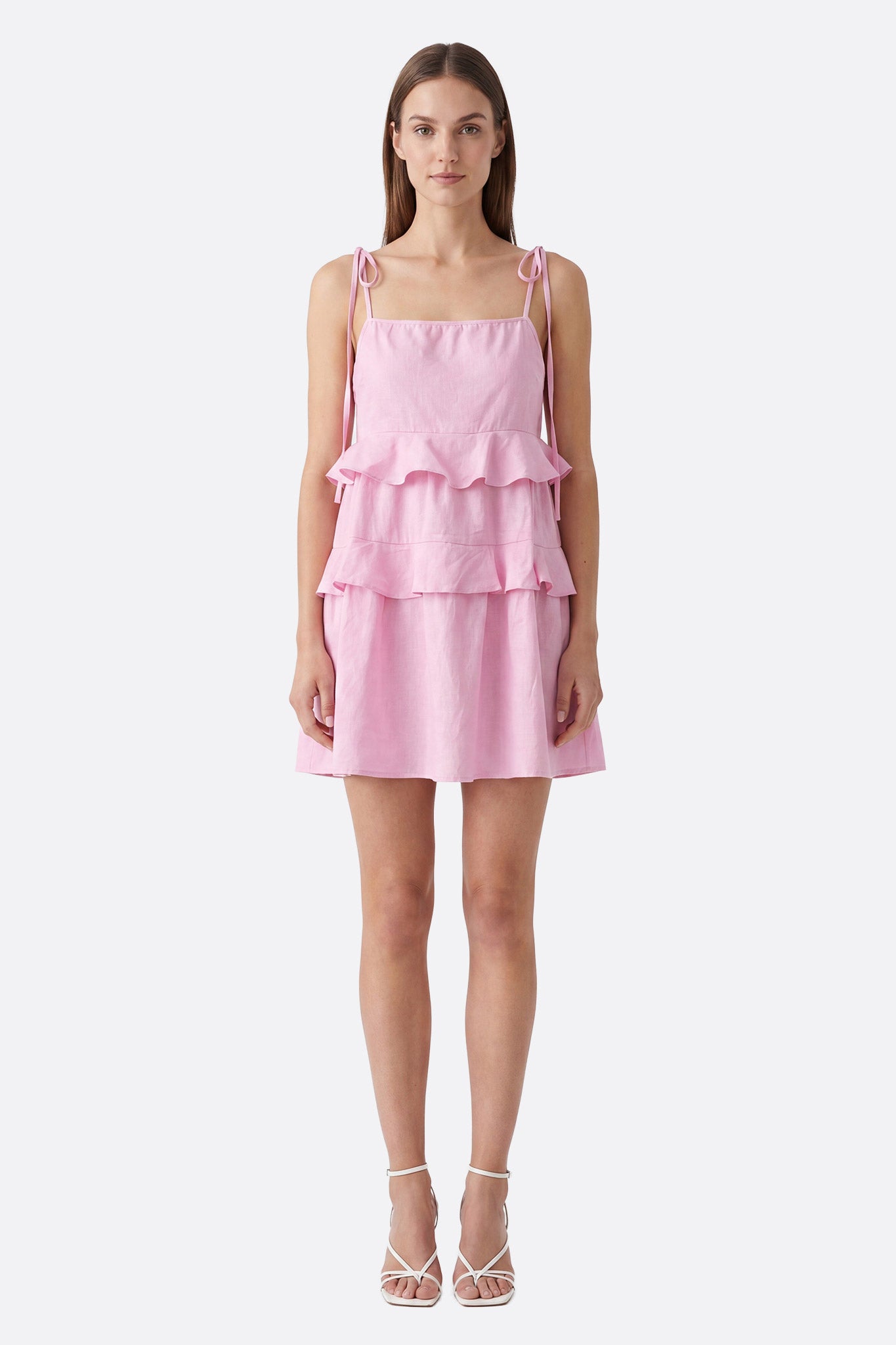 Ropa corta rosa con volantes y tirantes atados