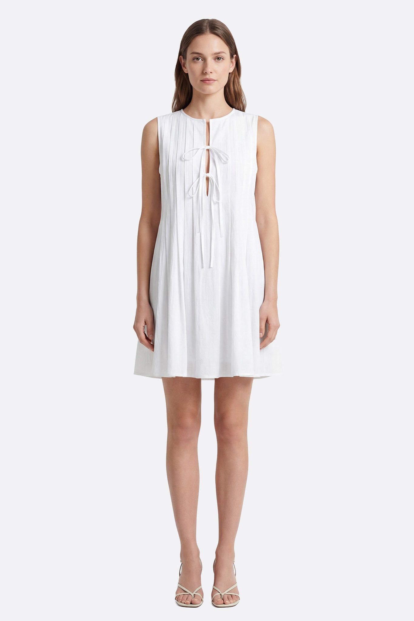 Vestido corto blanco en cáñamo y algodón con lazos anudados