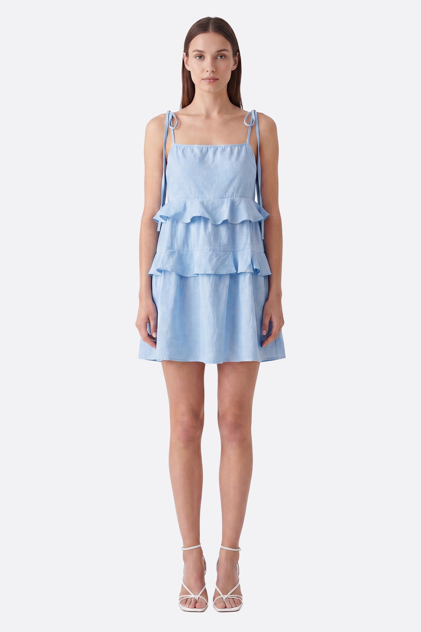 Ropa corta azul cielo con volantes y tirantes atados