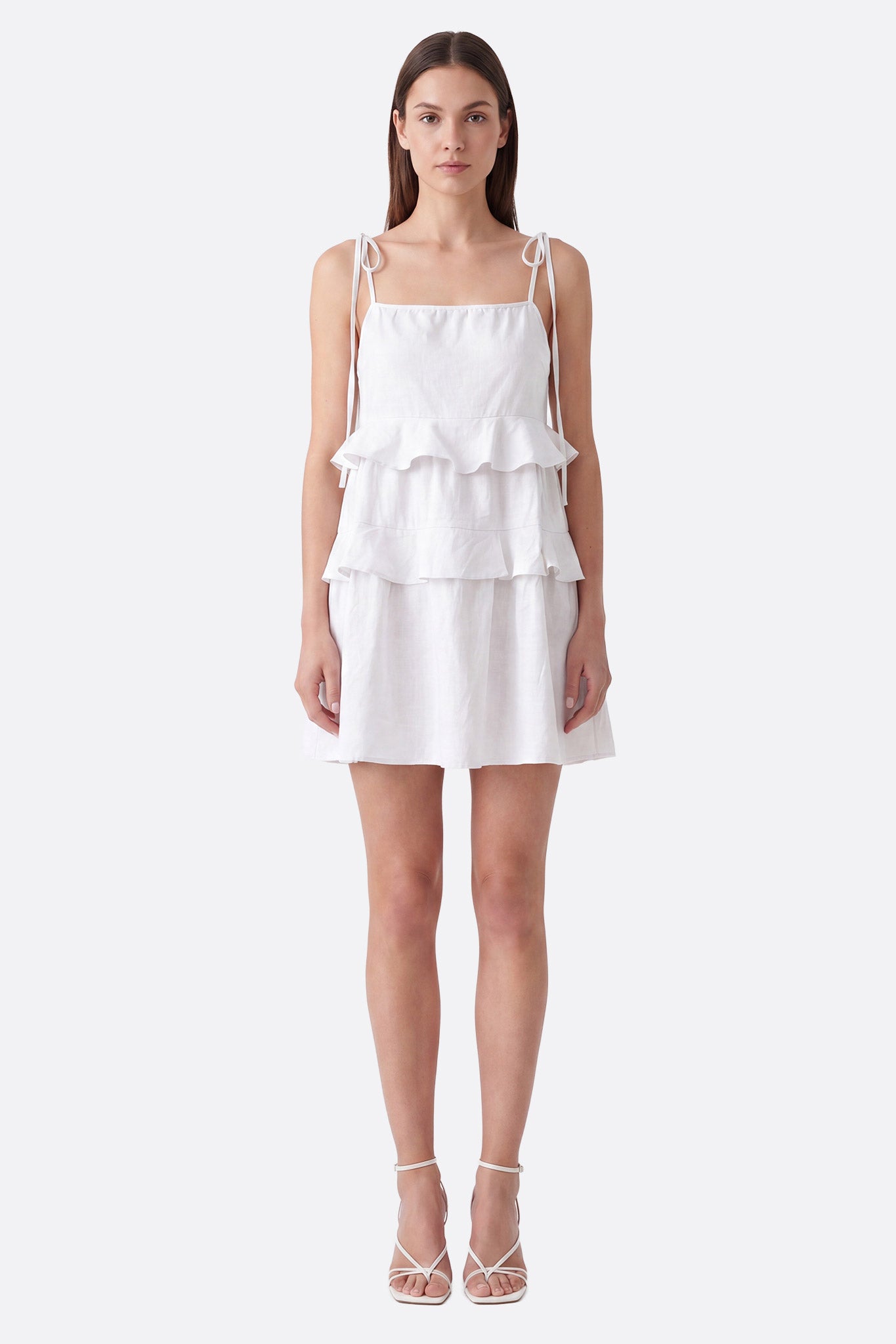 Ropa corta blanca con volantes y tirantes atados