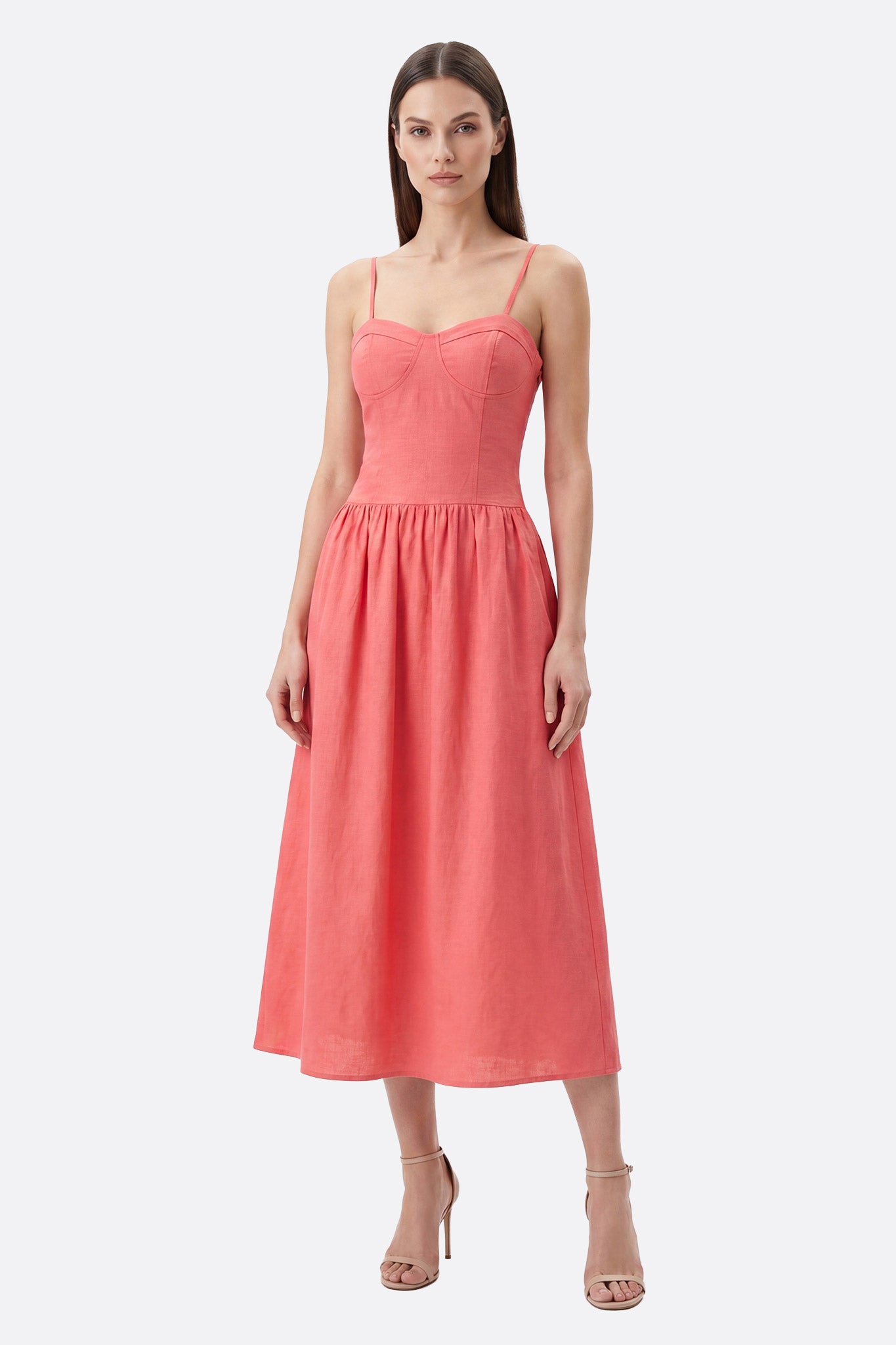 Vestido midi coral con tirantes finos