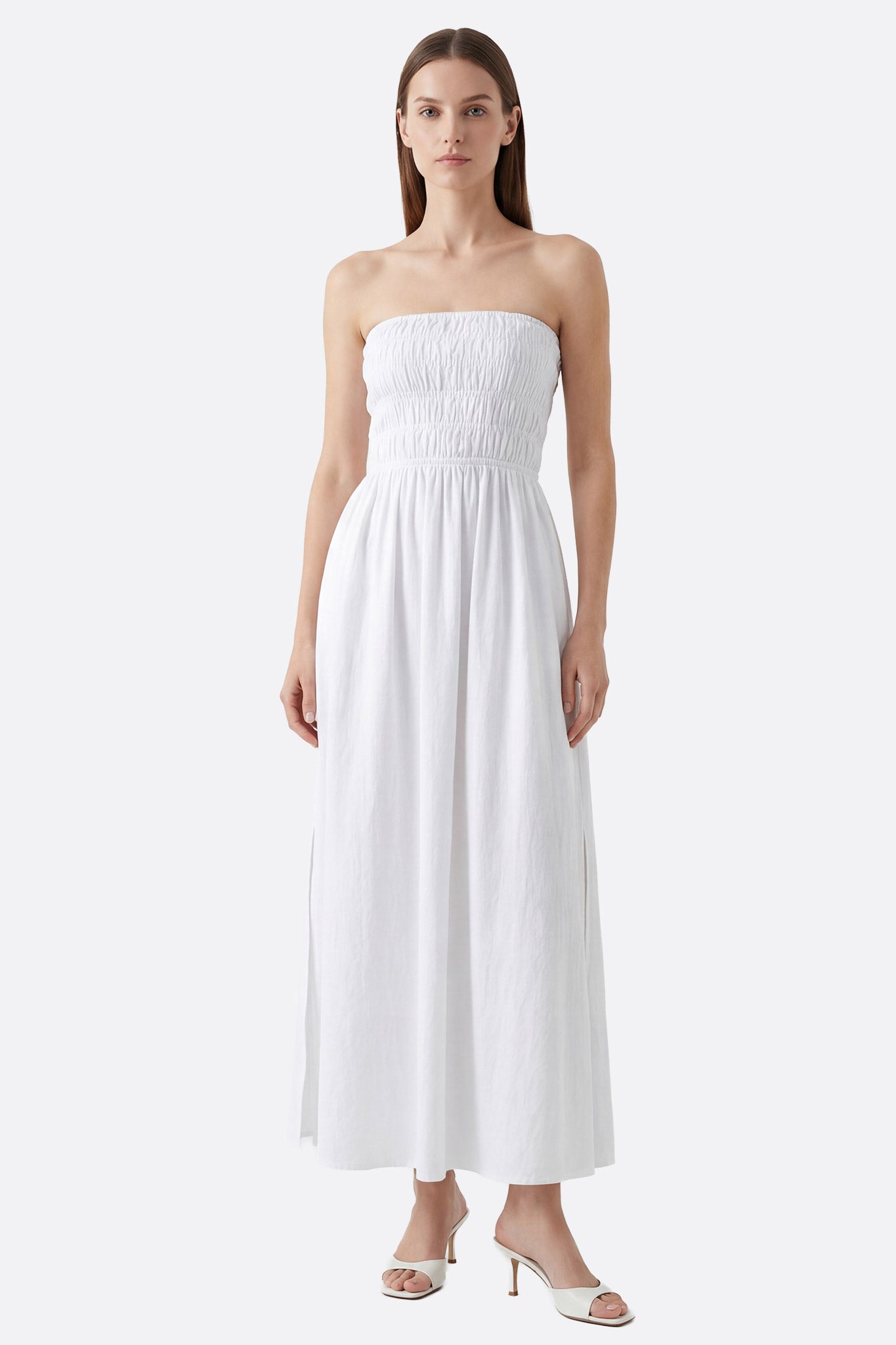 Vestido largo blanco con abertura y corpiño fruncido