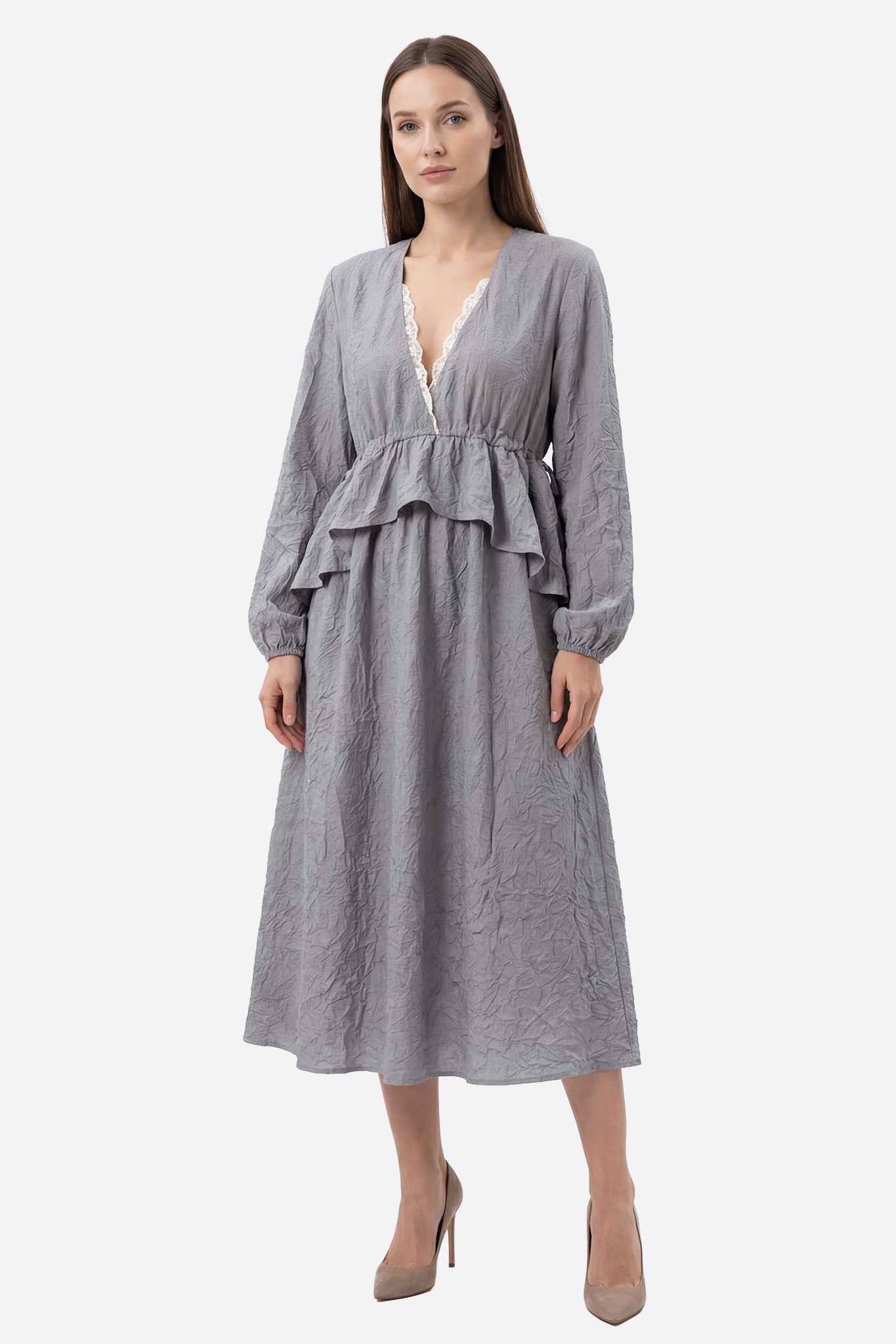 Vestido midi plisado gris con cintura ajustable y escote en V