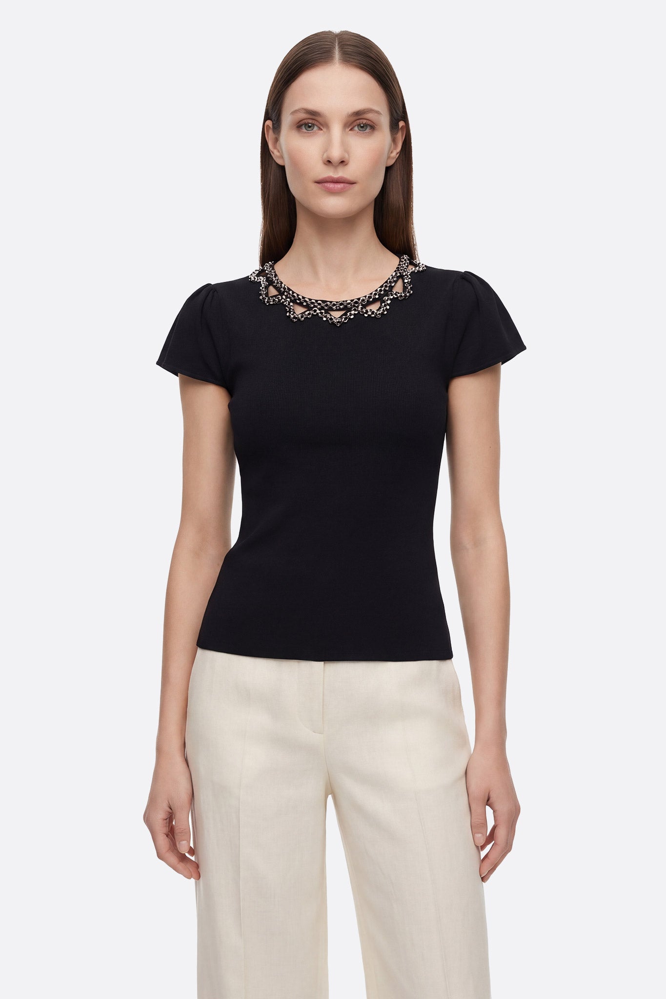 T-shirt negro con cuello de joya plateado