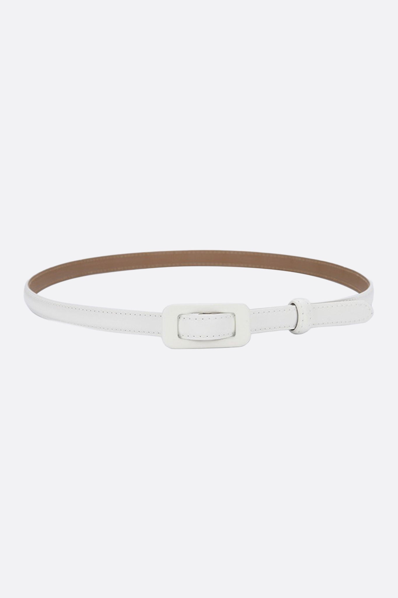 Cinturón blanco fino con hebilla rectangular recubierta