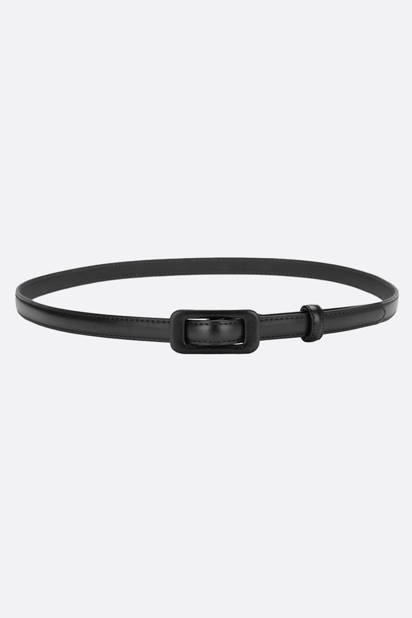 Cinturón negro fino con hebilla rectangular recubierta