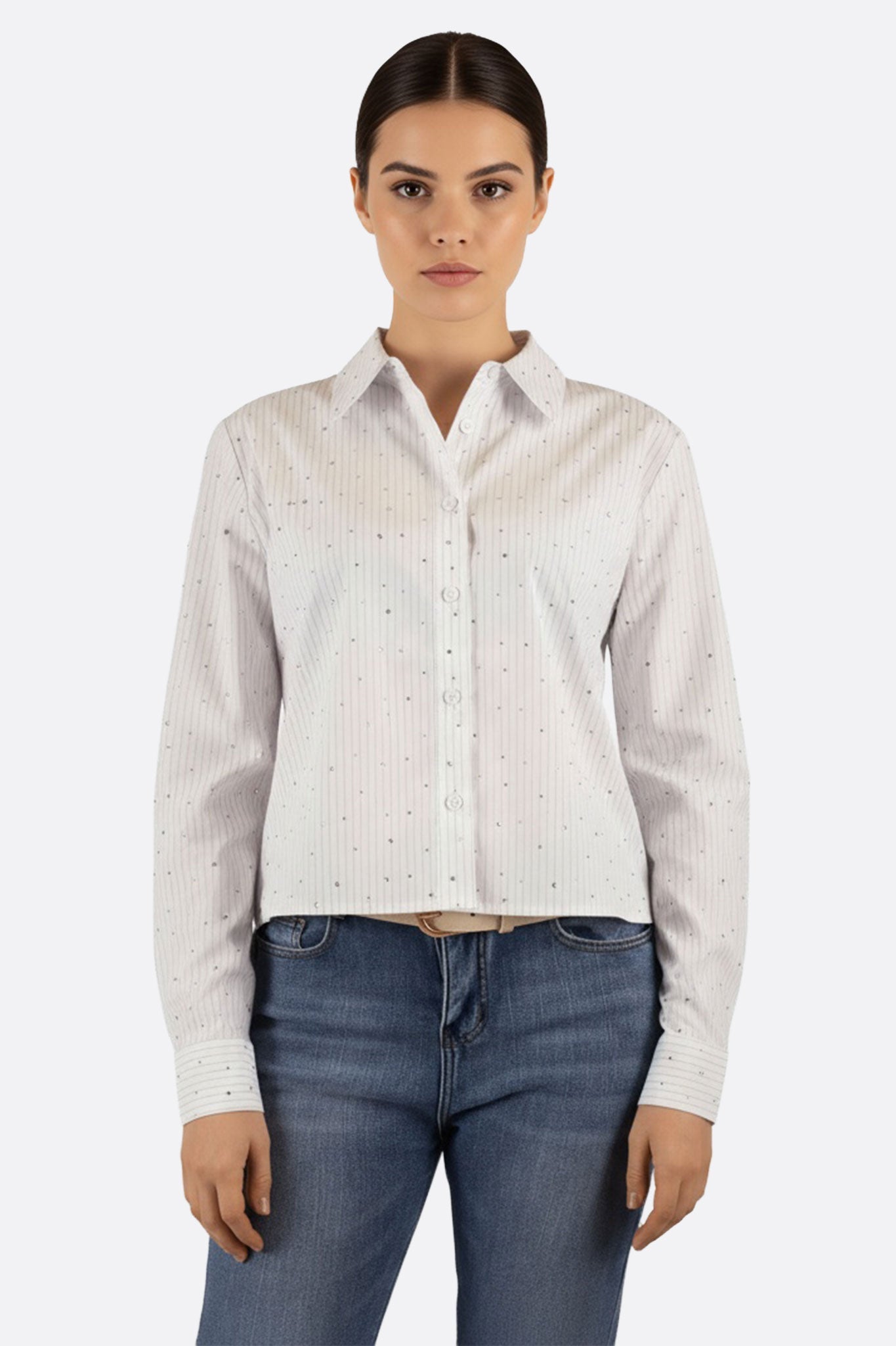 Camisa blanca con rayas finas y detalles brillantes