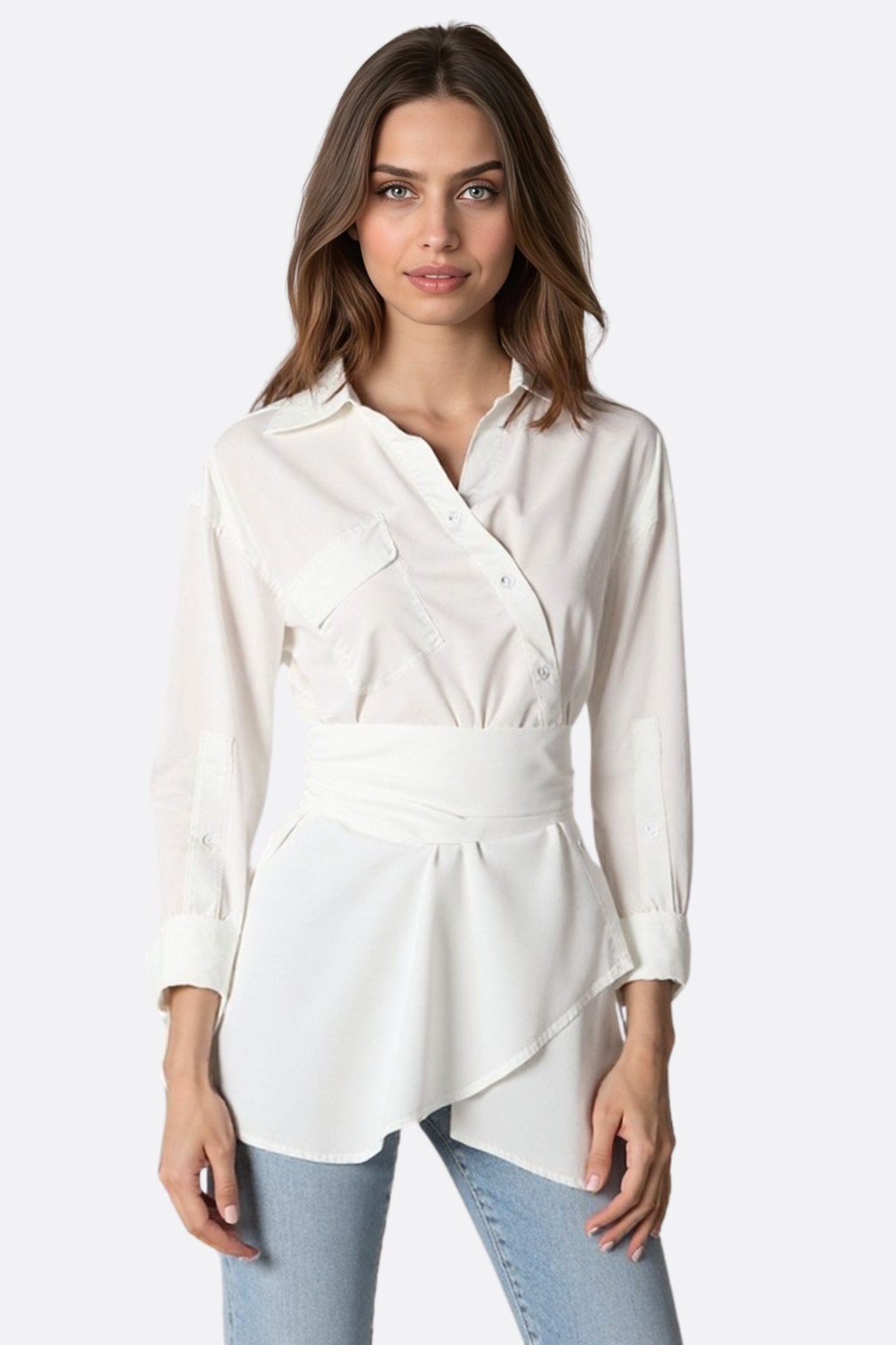 Camisa blanca asimétrica con cinturón drapeado