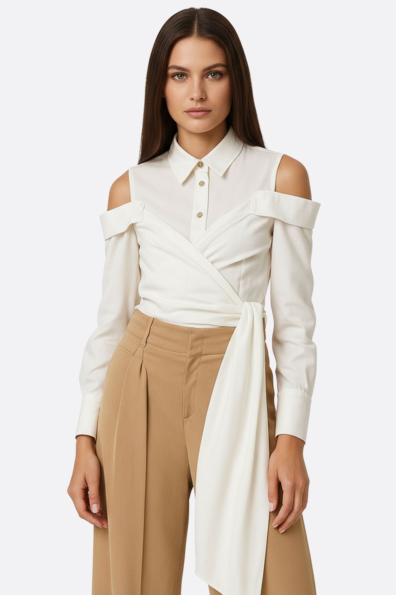 Camisa blanca asimétrica con hombros al descubierto y nudo drapeado