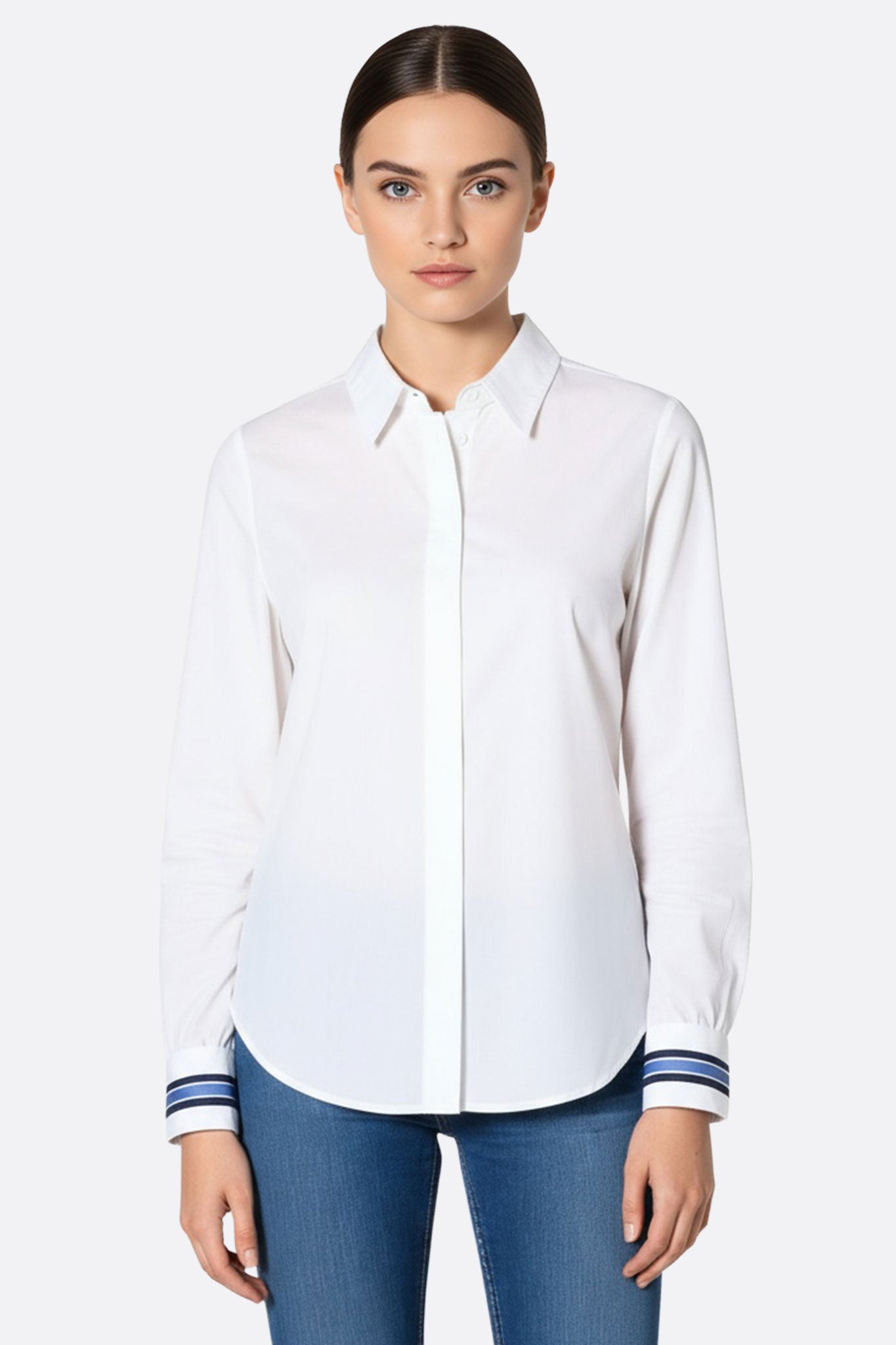 Camisa blanca ceñida con puños a rayas