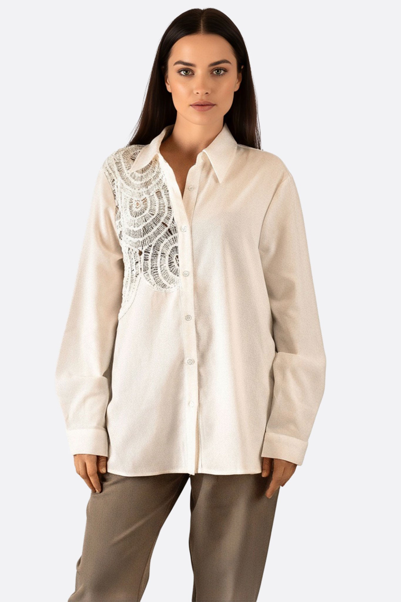 Camisa blanca de algodón con encaje calado