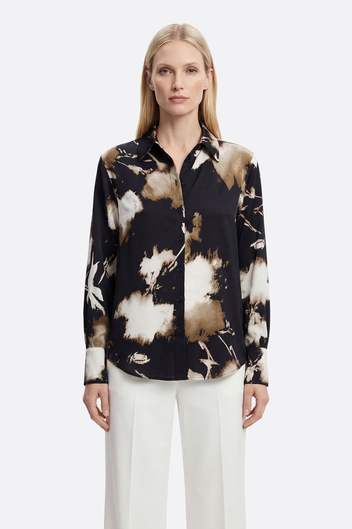 Camisa fluida negra con estampado abstracto beige y negro