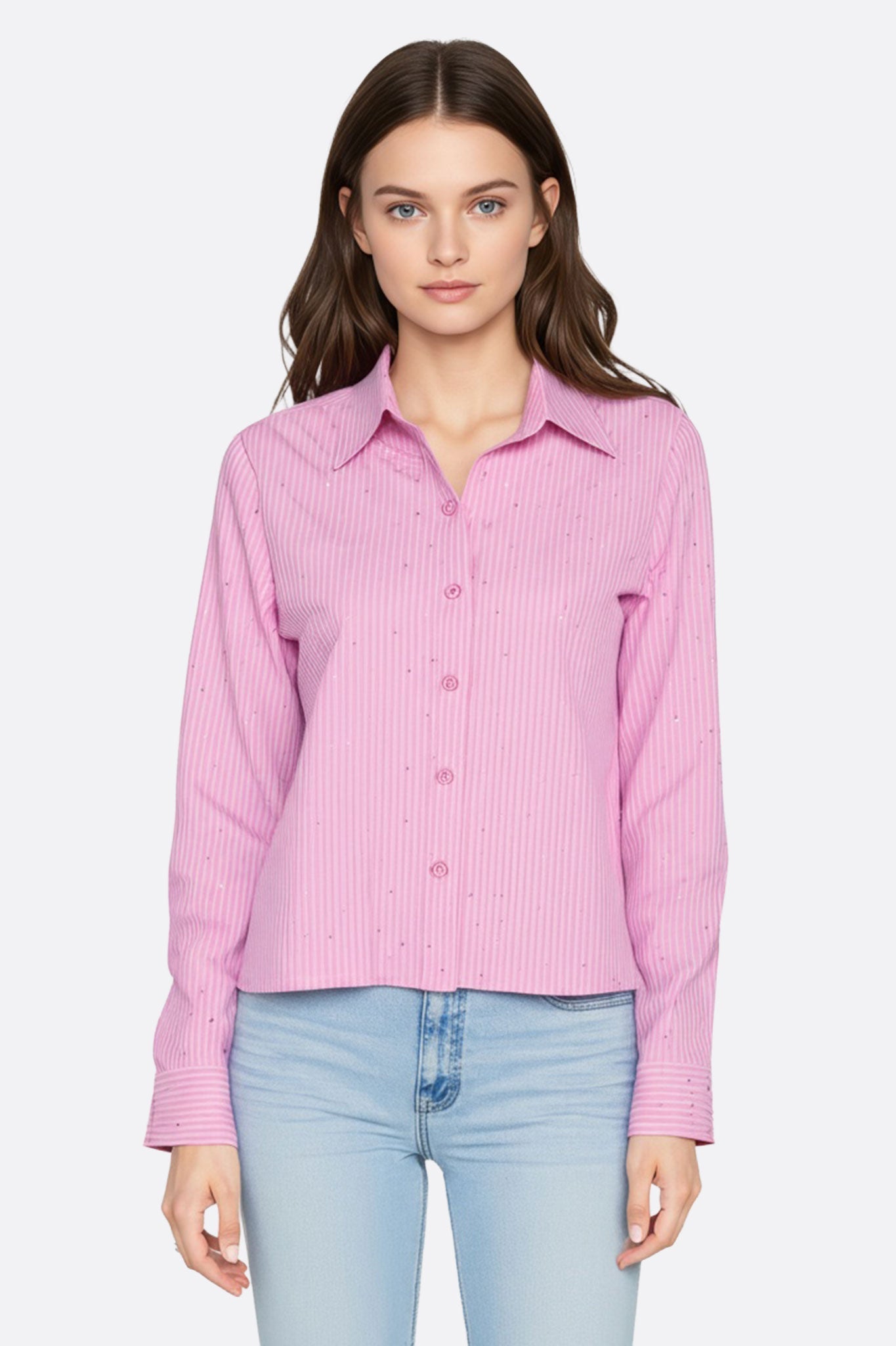 Camisa rosa a rayas finas y detalles brillantes