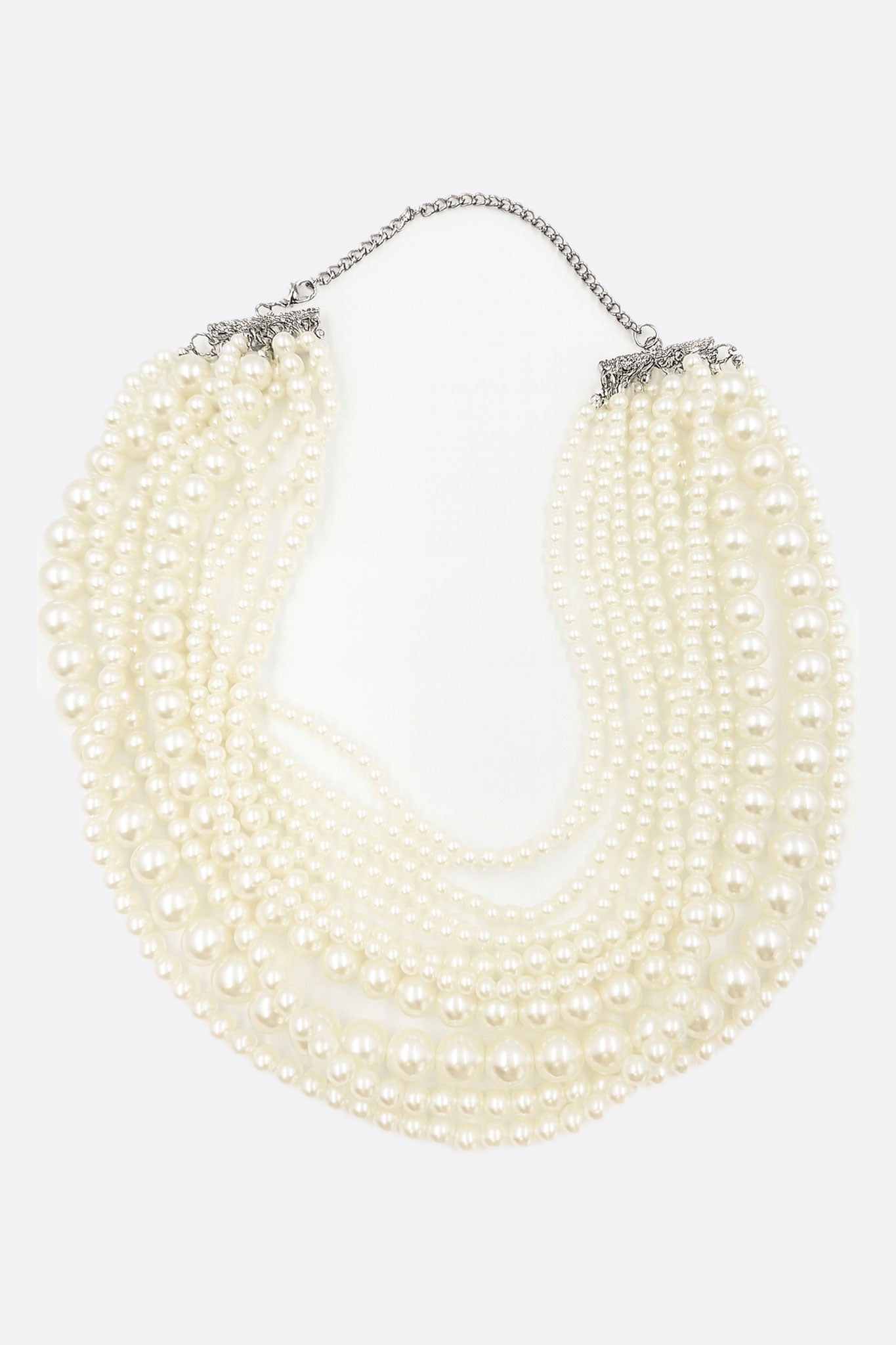 Collar de múltiples hileras con perlas blancas