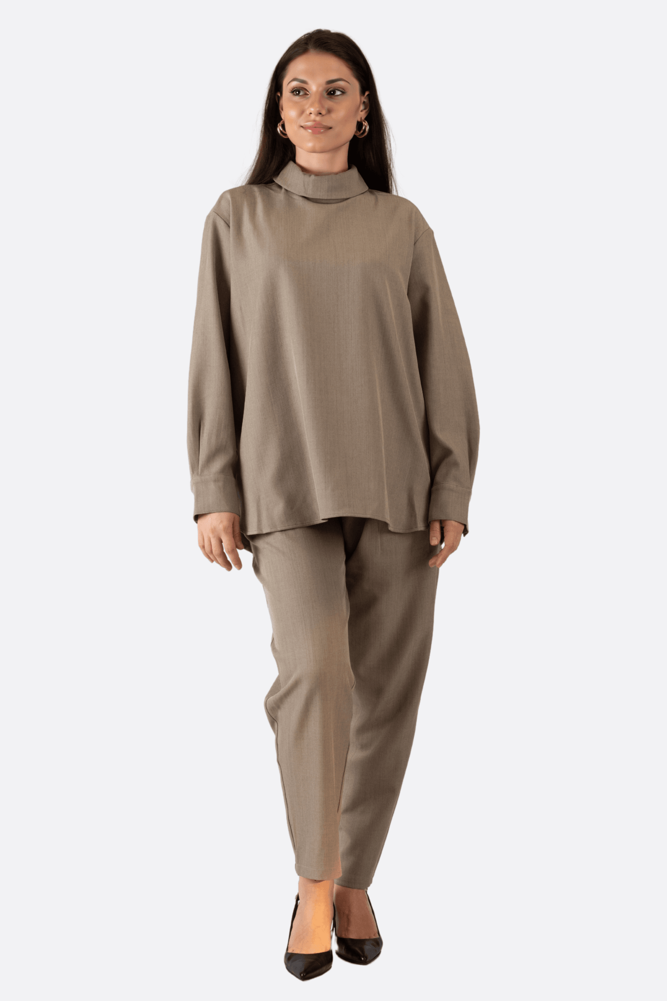 Conjunto coordinado gris de dos piezas, pantalón y camisa
