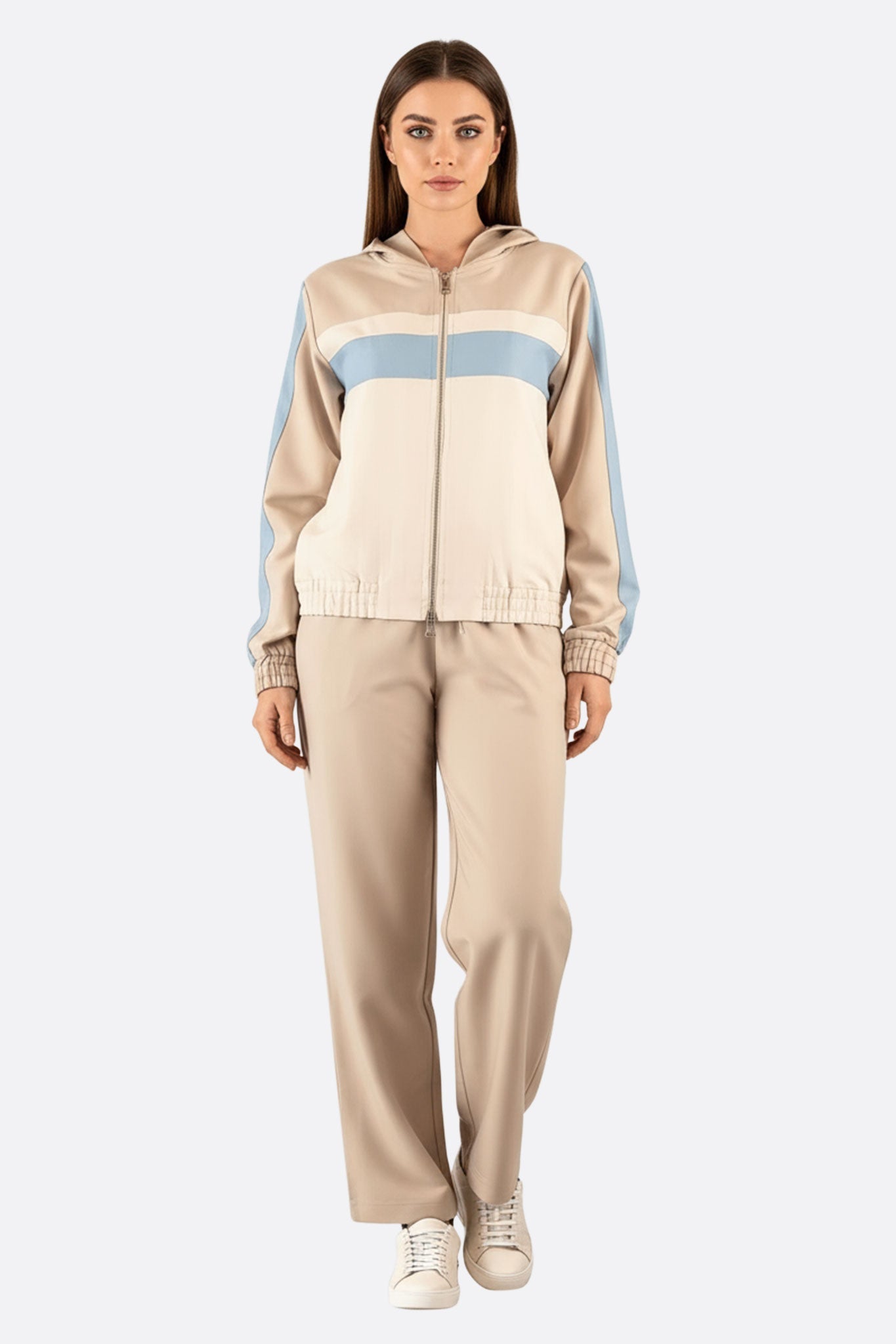 Conjunto de chándal beige con detalles en azul cielo