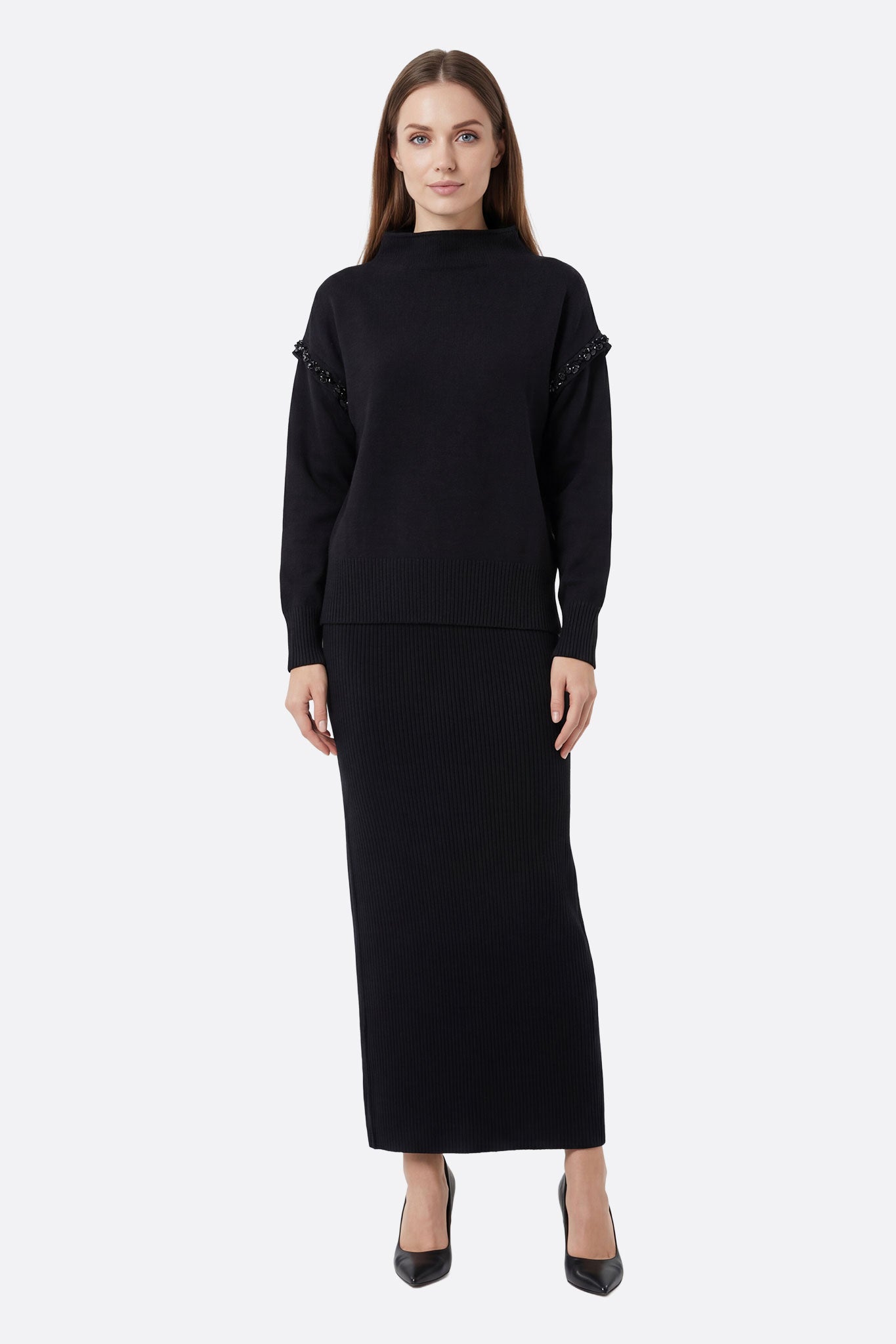 Conjunto negro falda larga y suéter de punto con detalles decorativos