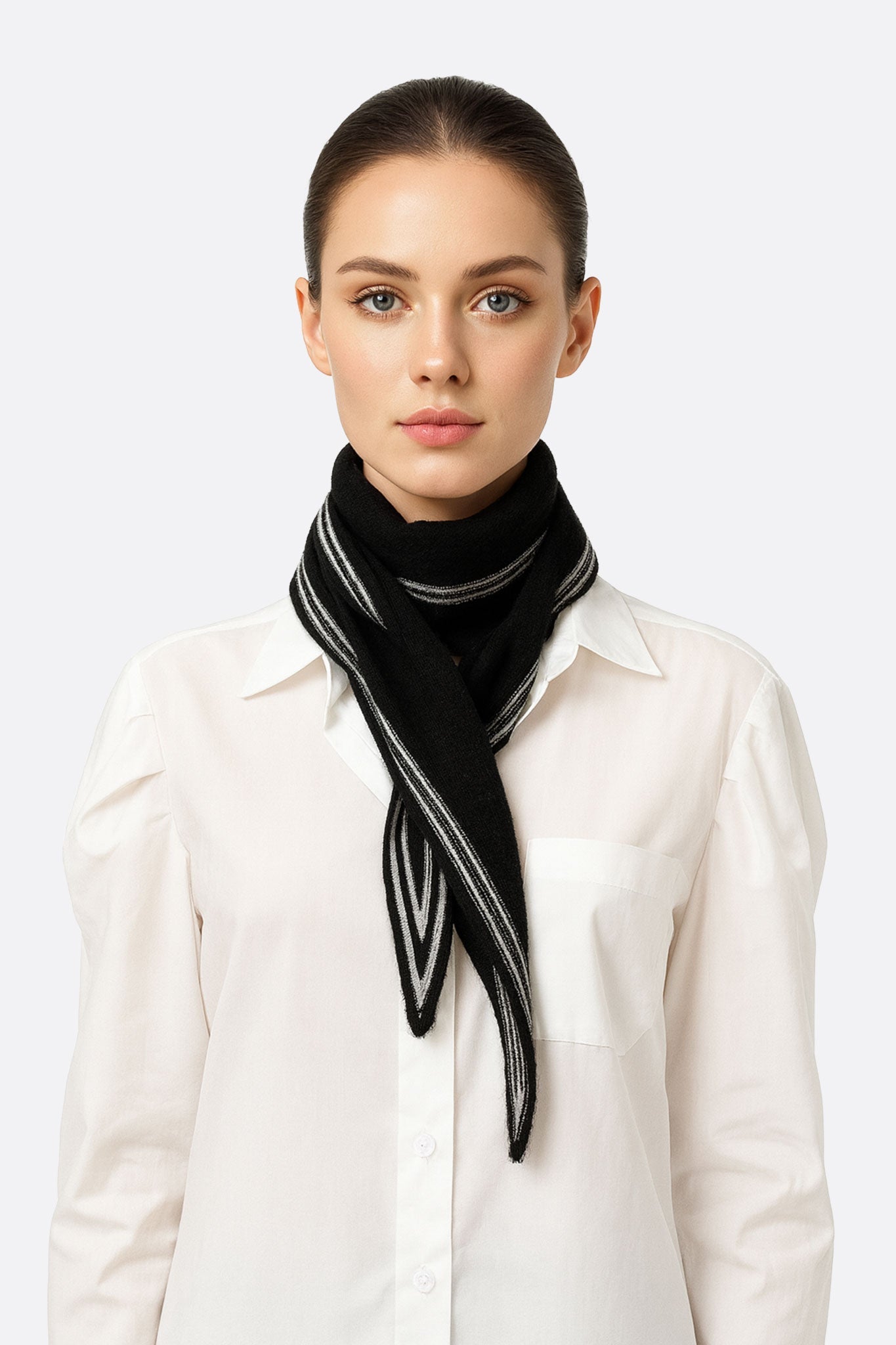 Fular negro realzado con rayas blancas