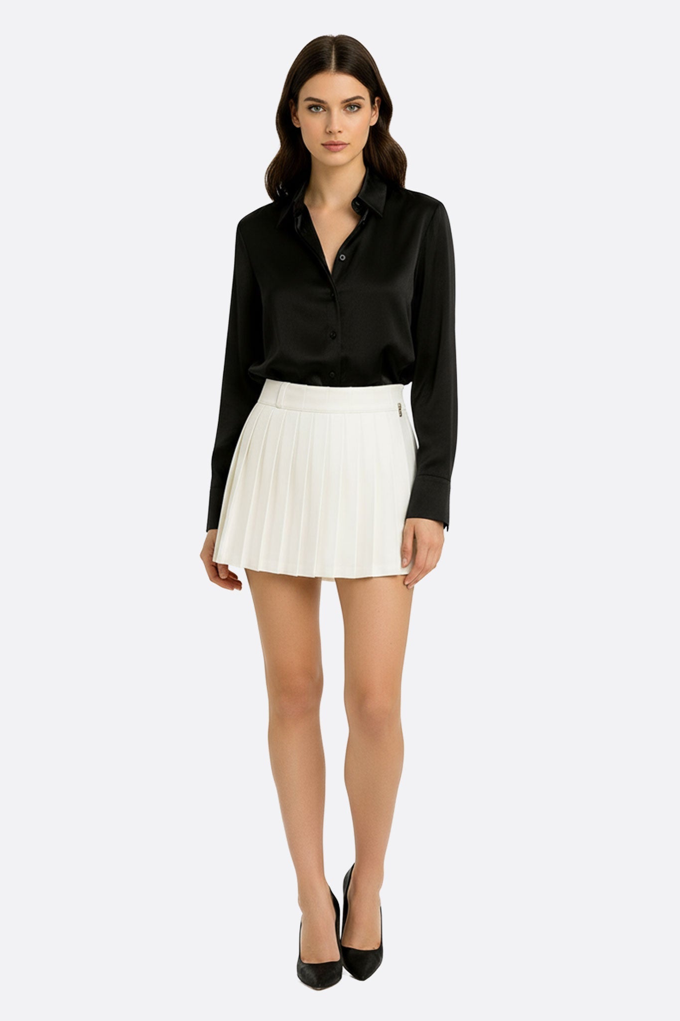 Falda corta blanca con pliegues estructurados