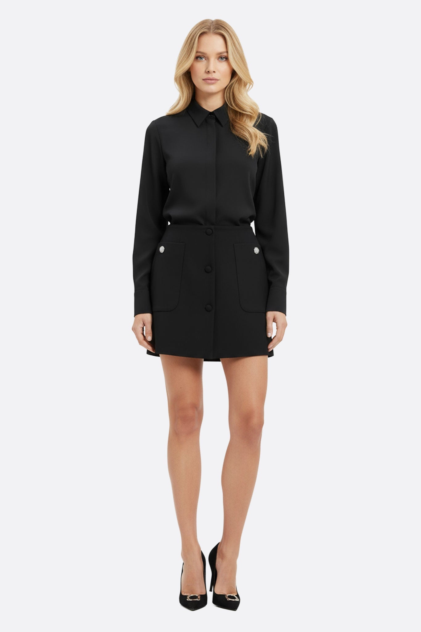 Falda negra con bolsillos oversize botones joya