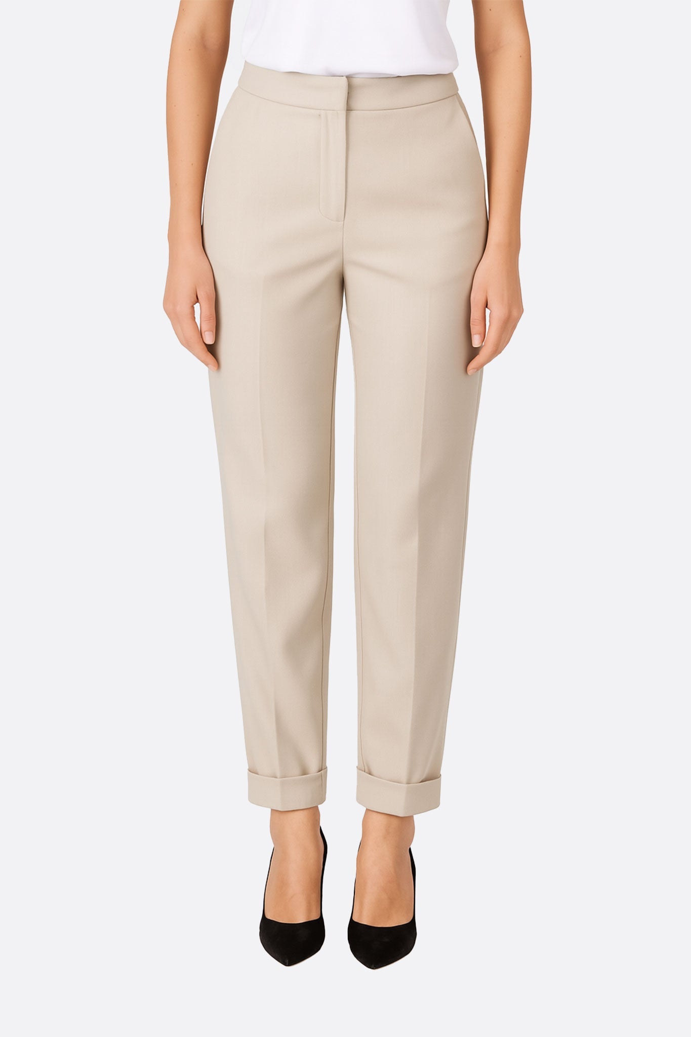 Pantalón beige de corte fluido y estructurado