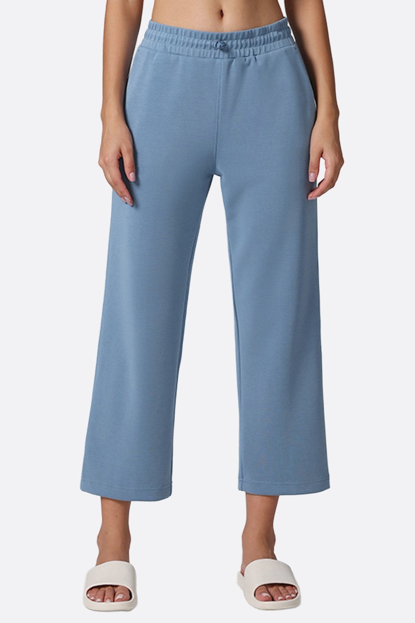 Pantalón ancho azul en tejido técnico a corte 7/8