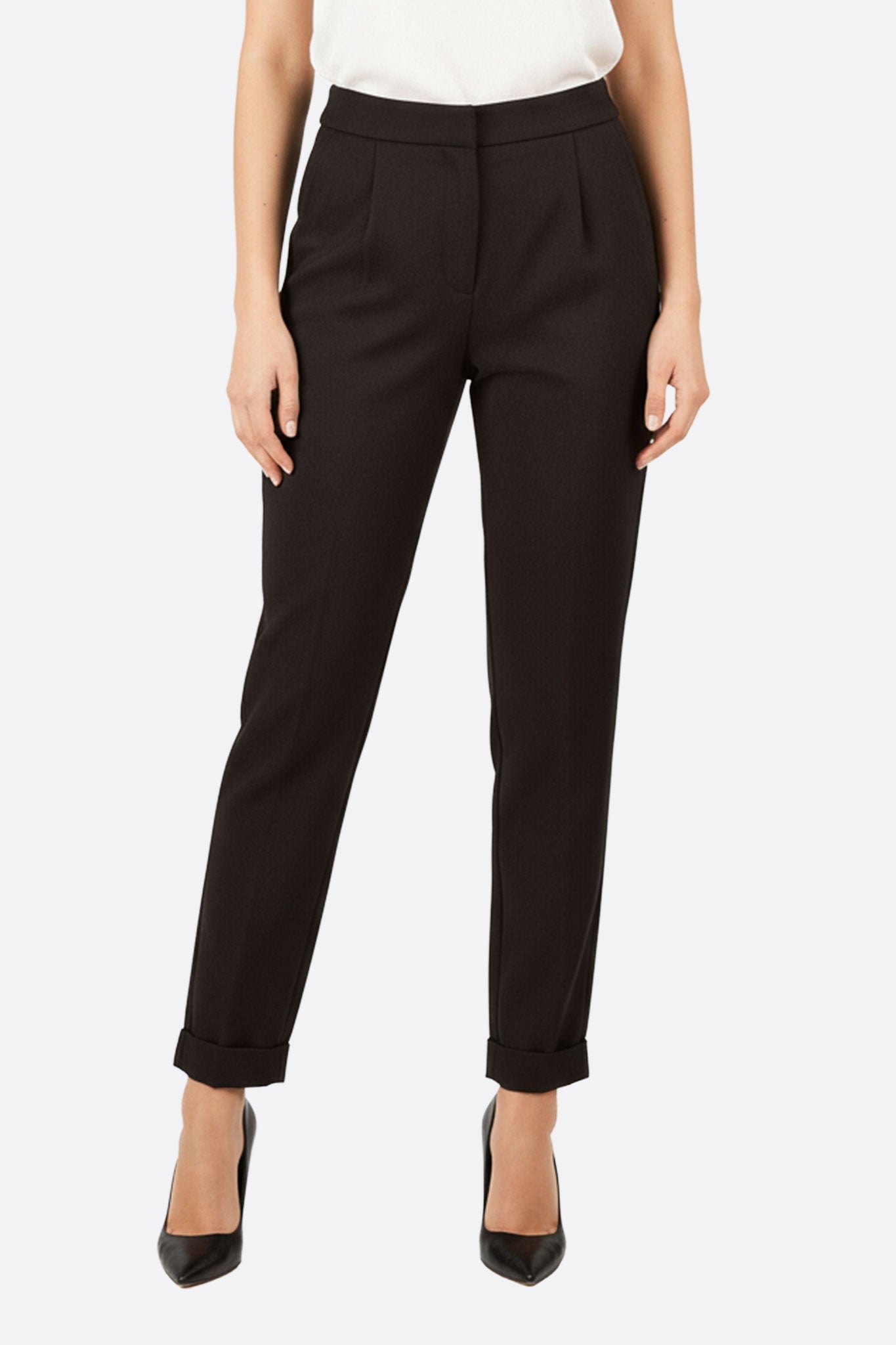 Pantalón negro debe tener un corte fluido y estructurado.