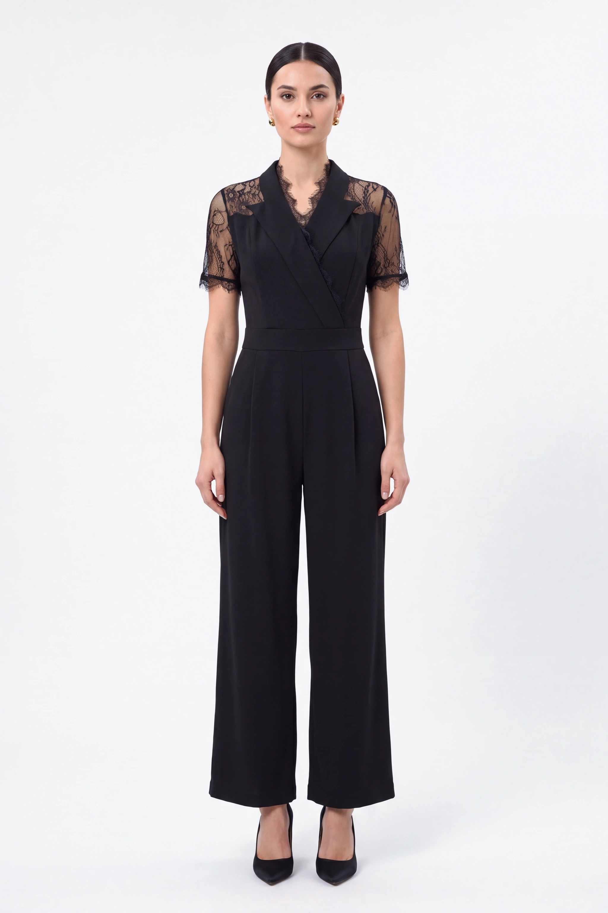 Mono negro con cuello esmoquin y mangas de encaje