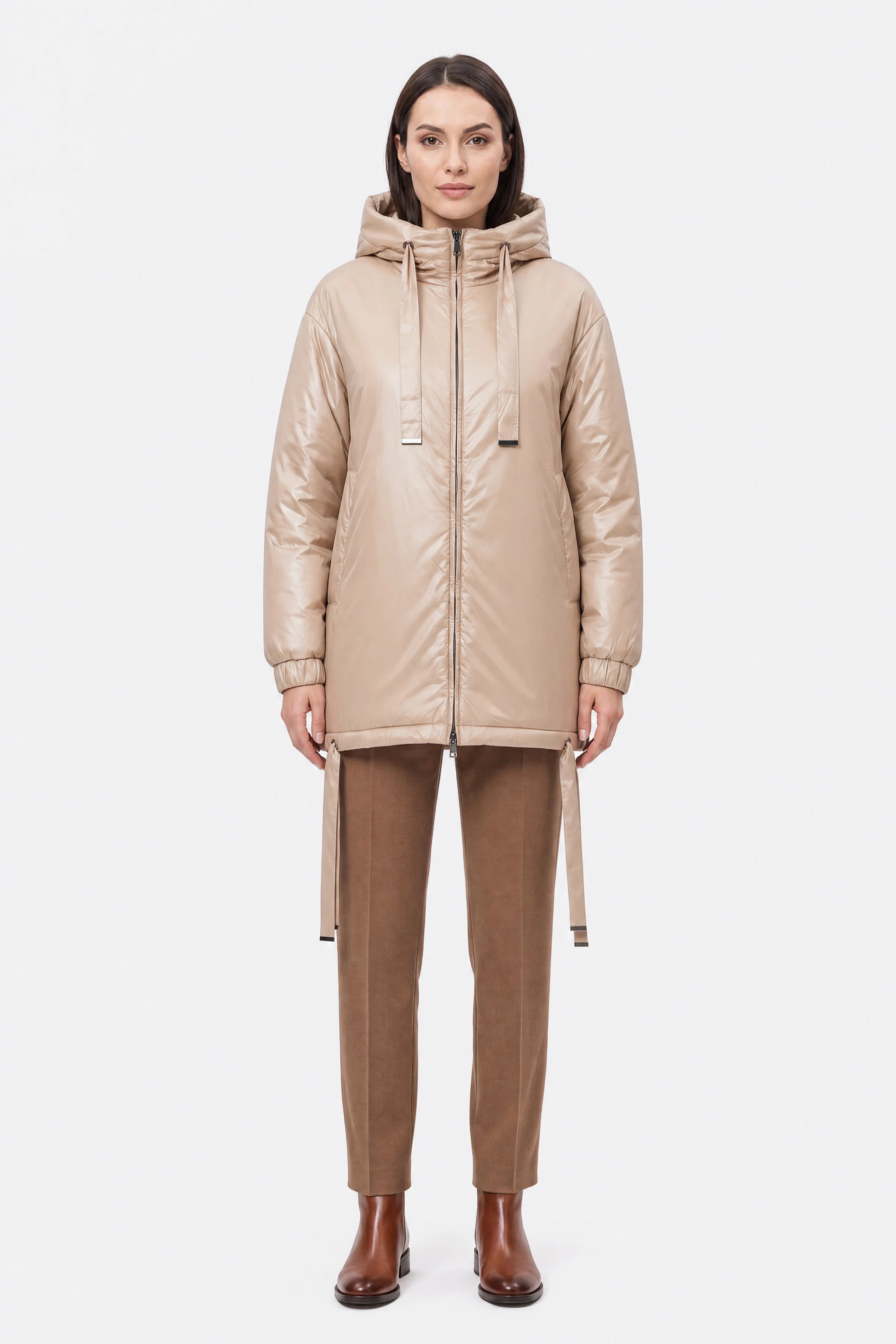 Plumífero beige satinado y acolchado con capucha y lazos ajustables