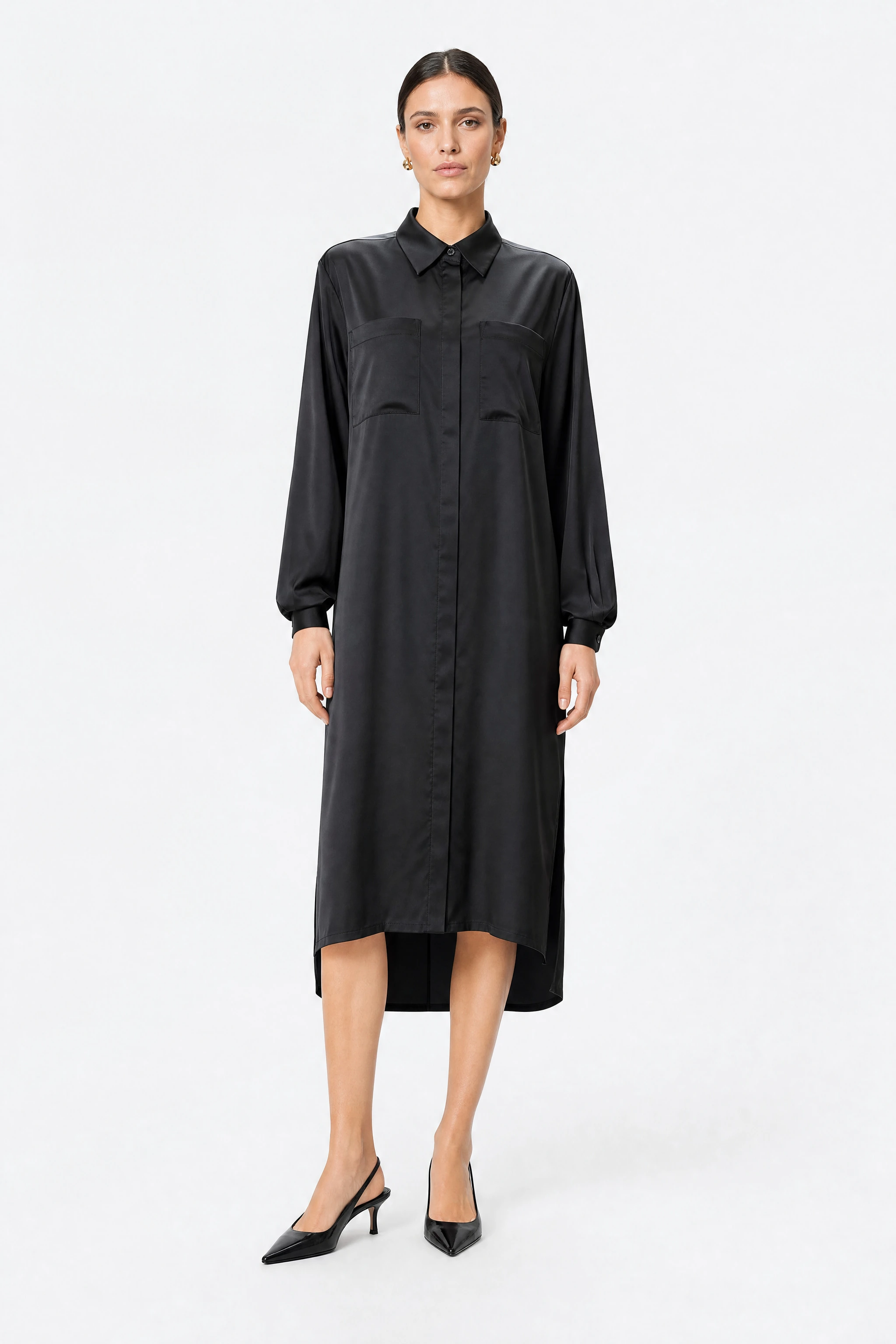 Vestido camisero largo en satinado negro con mangas largas