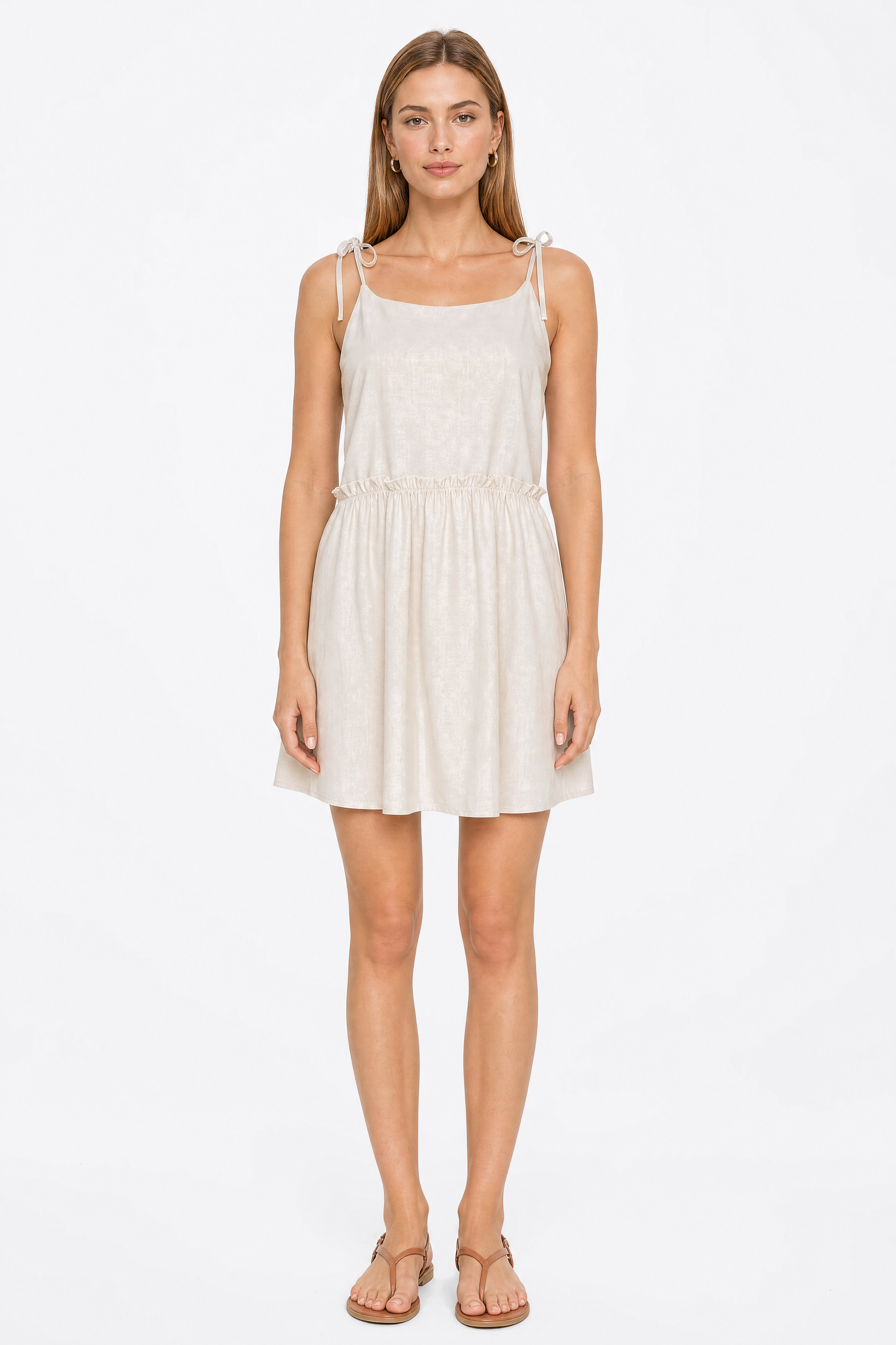 Vestido corto beige con tirantes anudados y cintura fruncida