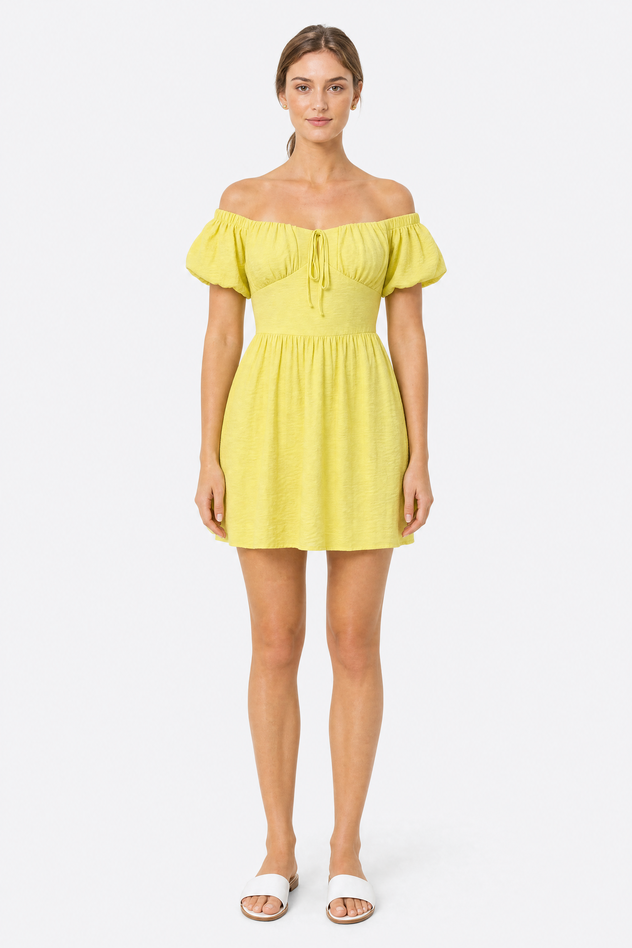 Vestido corto amarillo con hombros descubiertos y mangas abullonadas