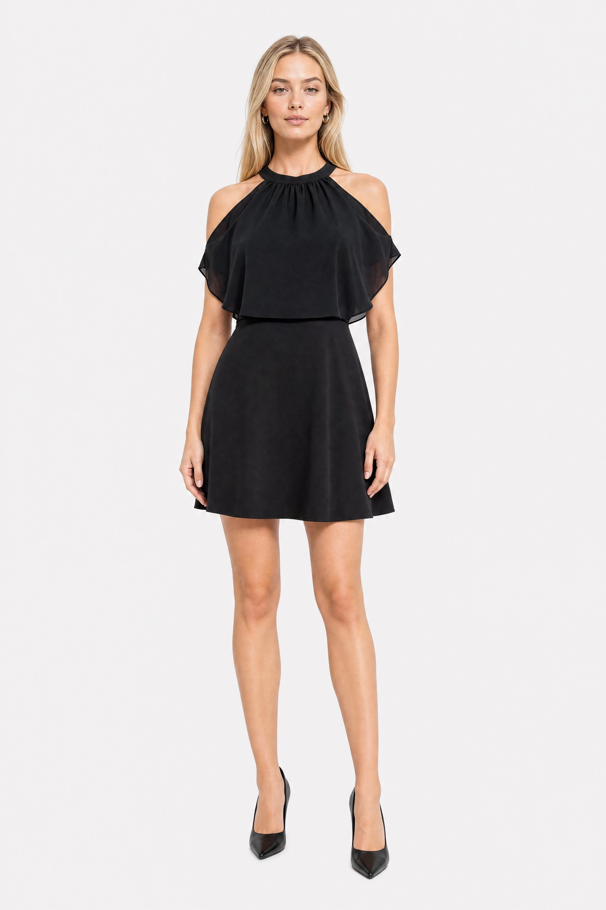 Vestido corto negro con sisa americana y capa