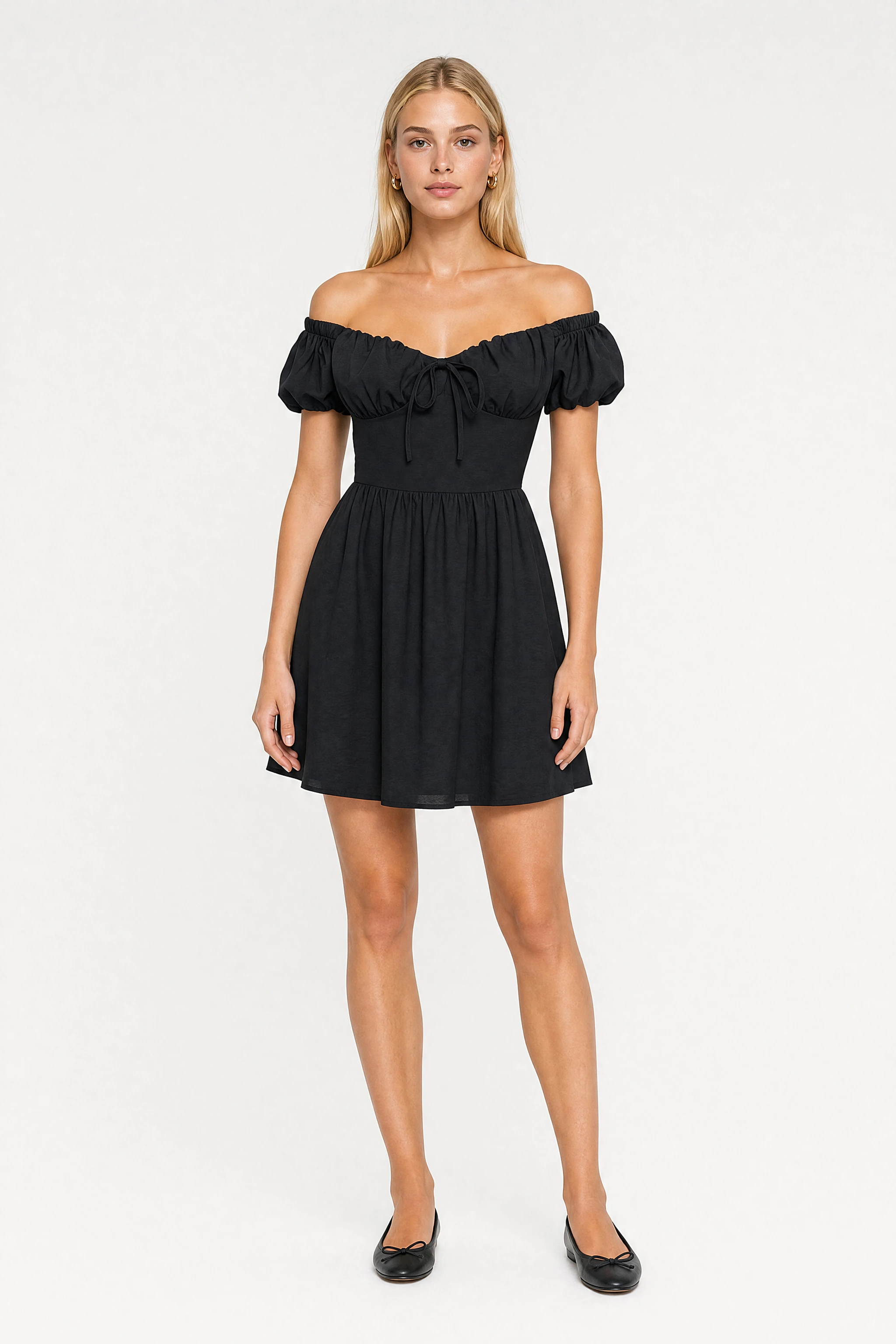 Vestido corto negro con hombros descubiertos y mangas abullonadas
