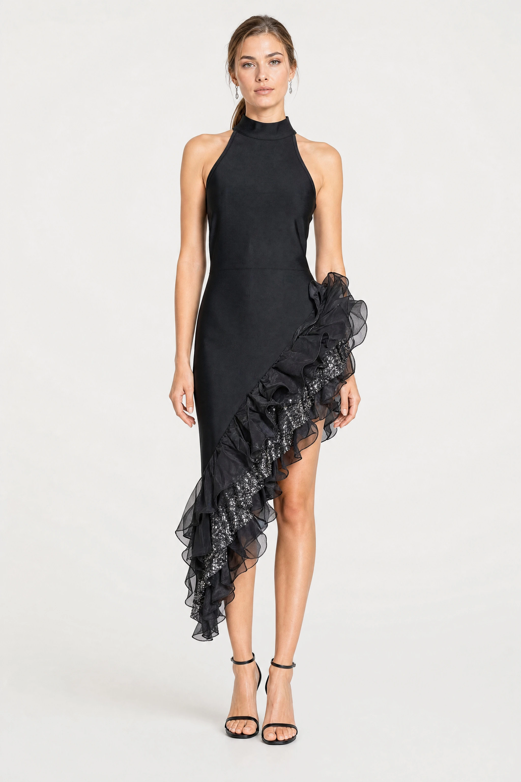 Vestido de noche negro con cuello chimenea y volantes de lentejuelas