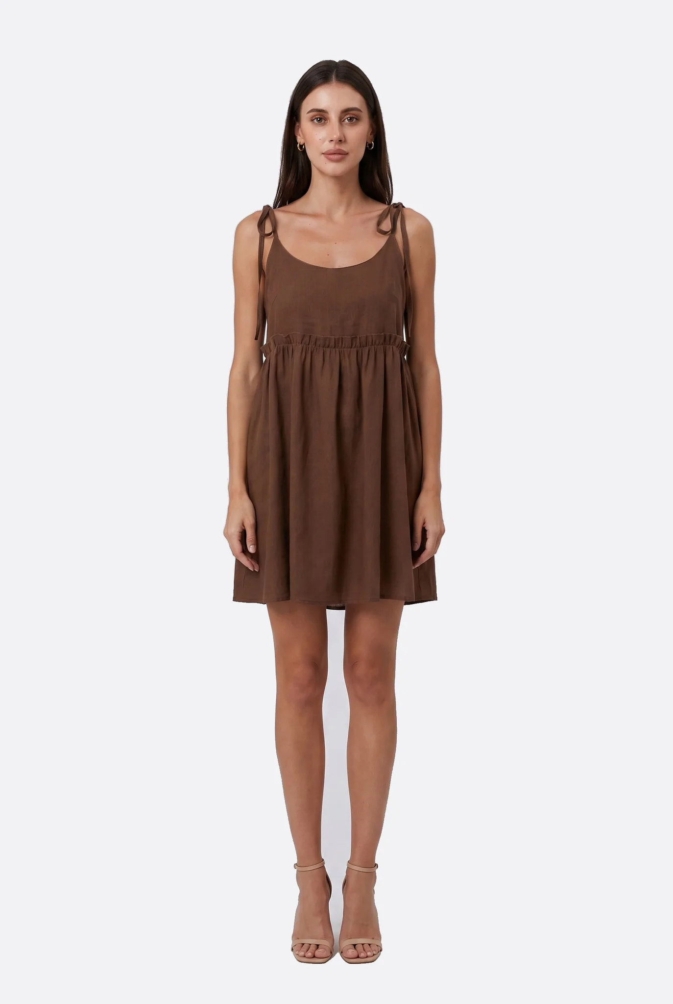 Vestido corto marrón con tirantes anudados y cintura fruncida