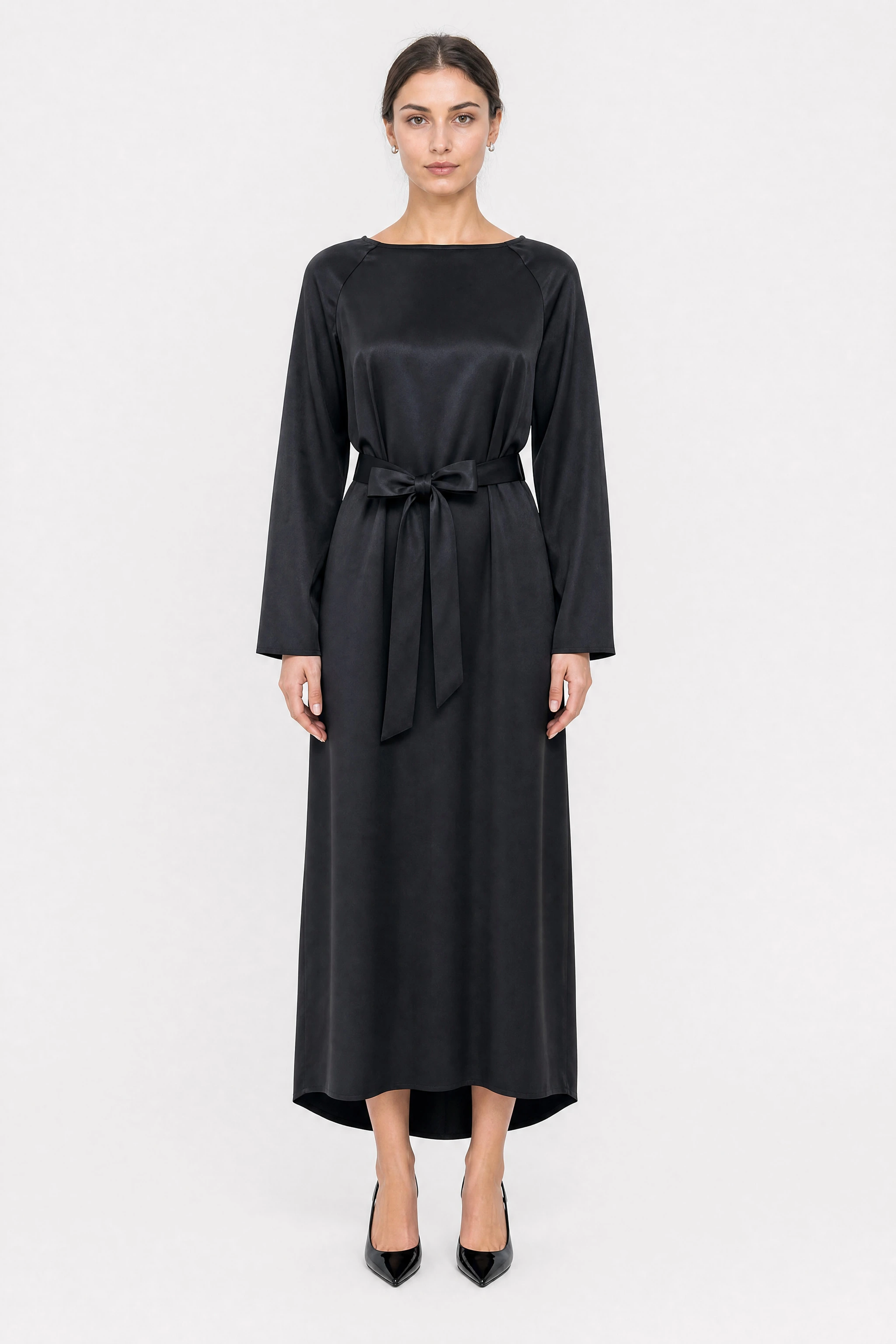 Vestido largo satinado negro con cuello barco y cinturón anudado