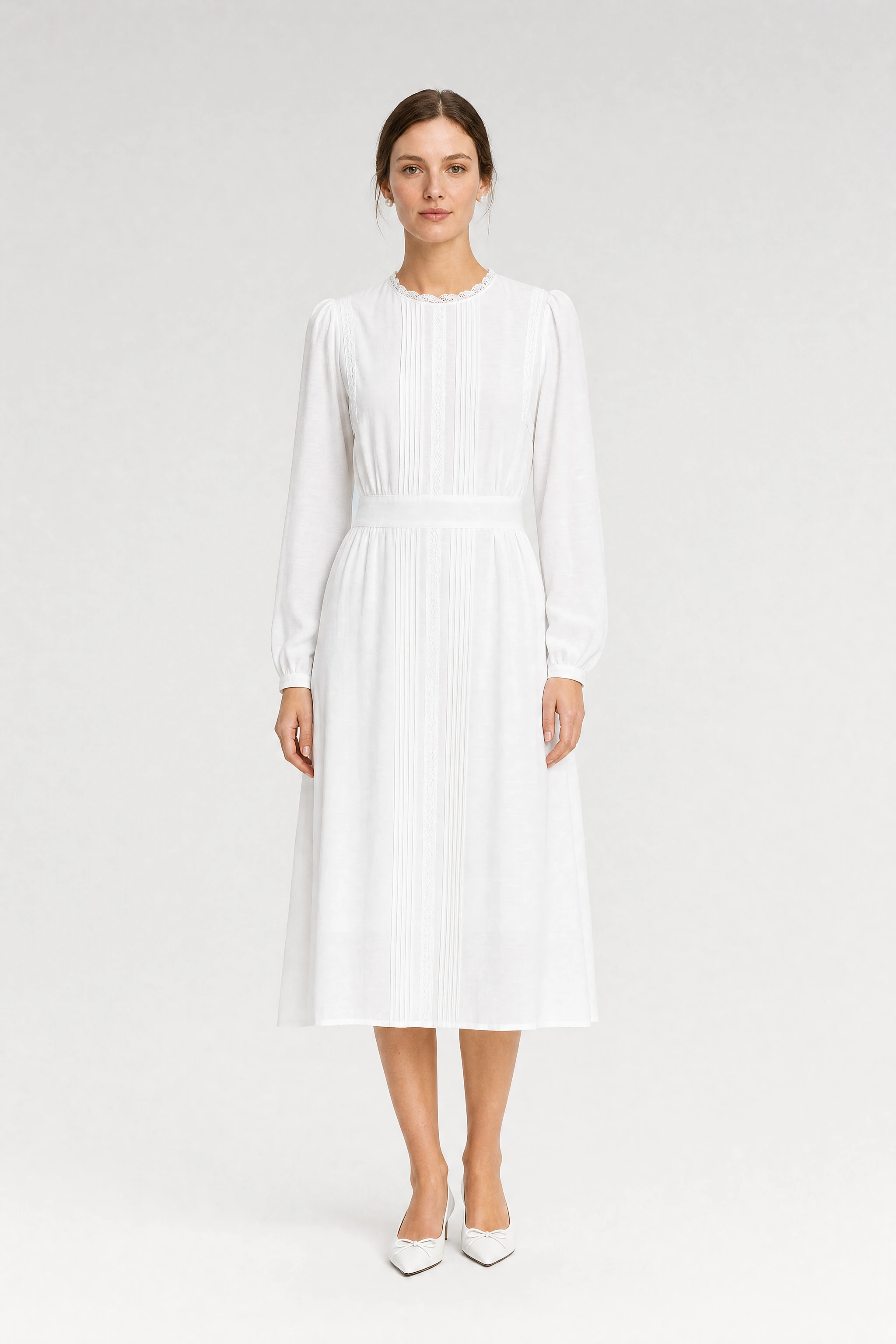 Vestido midi blanco con nervaduras y cuello de encaje