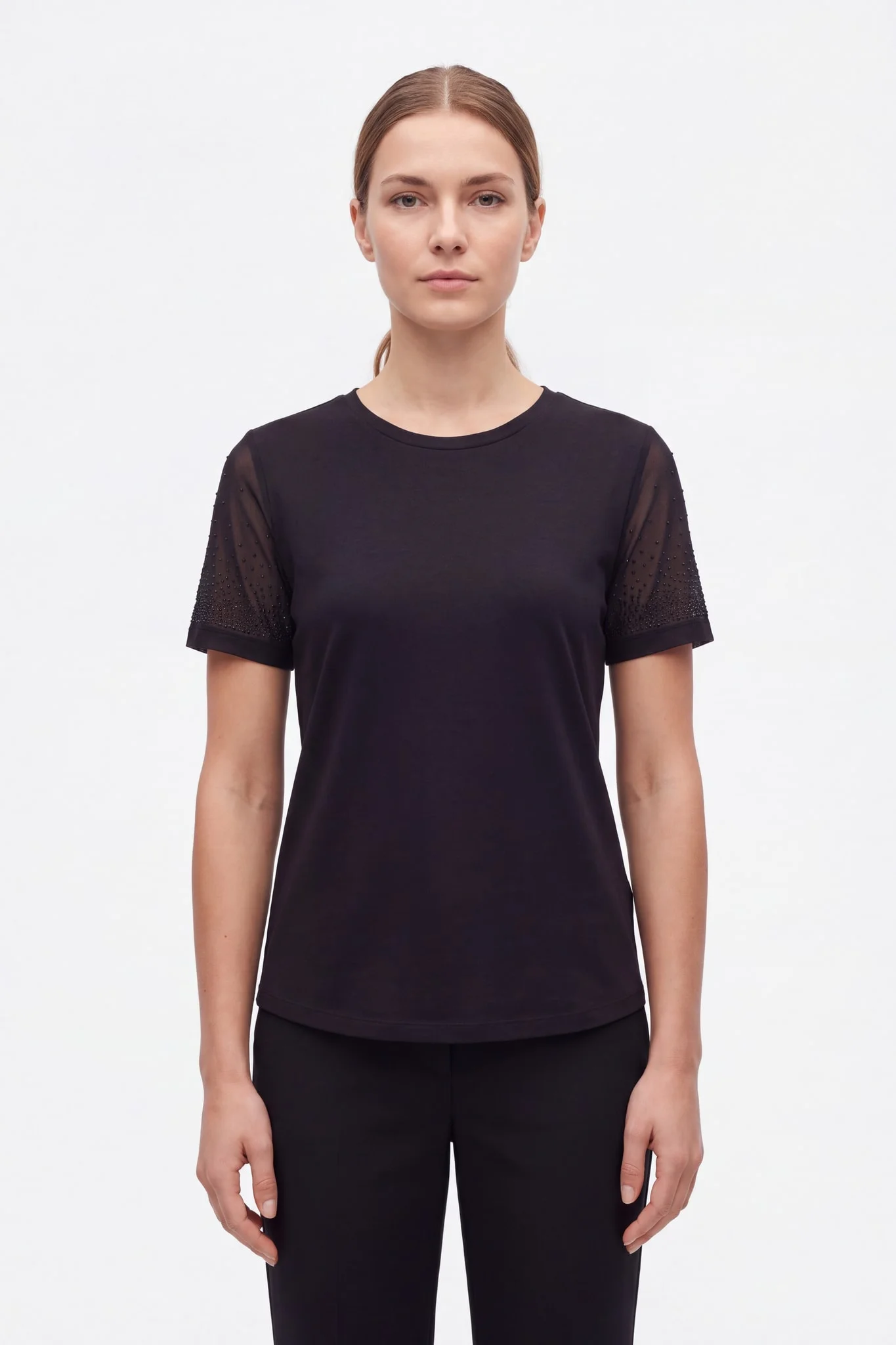 Camiseta negra con mangas de velo strasado