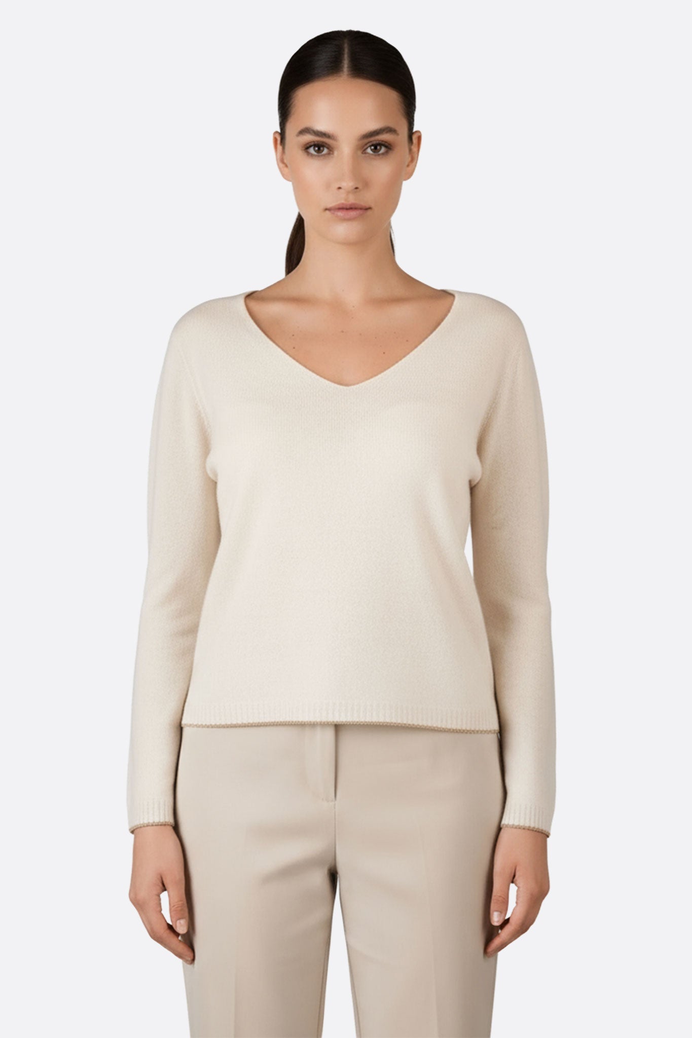 Jersey beige de lana merino y cachemira con acabados en contraste dorado