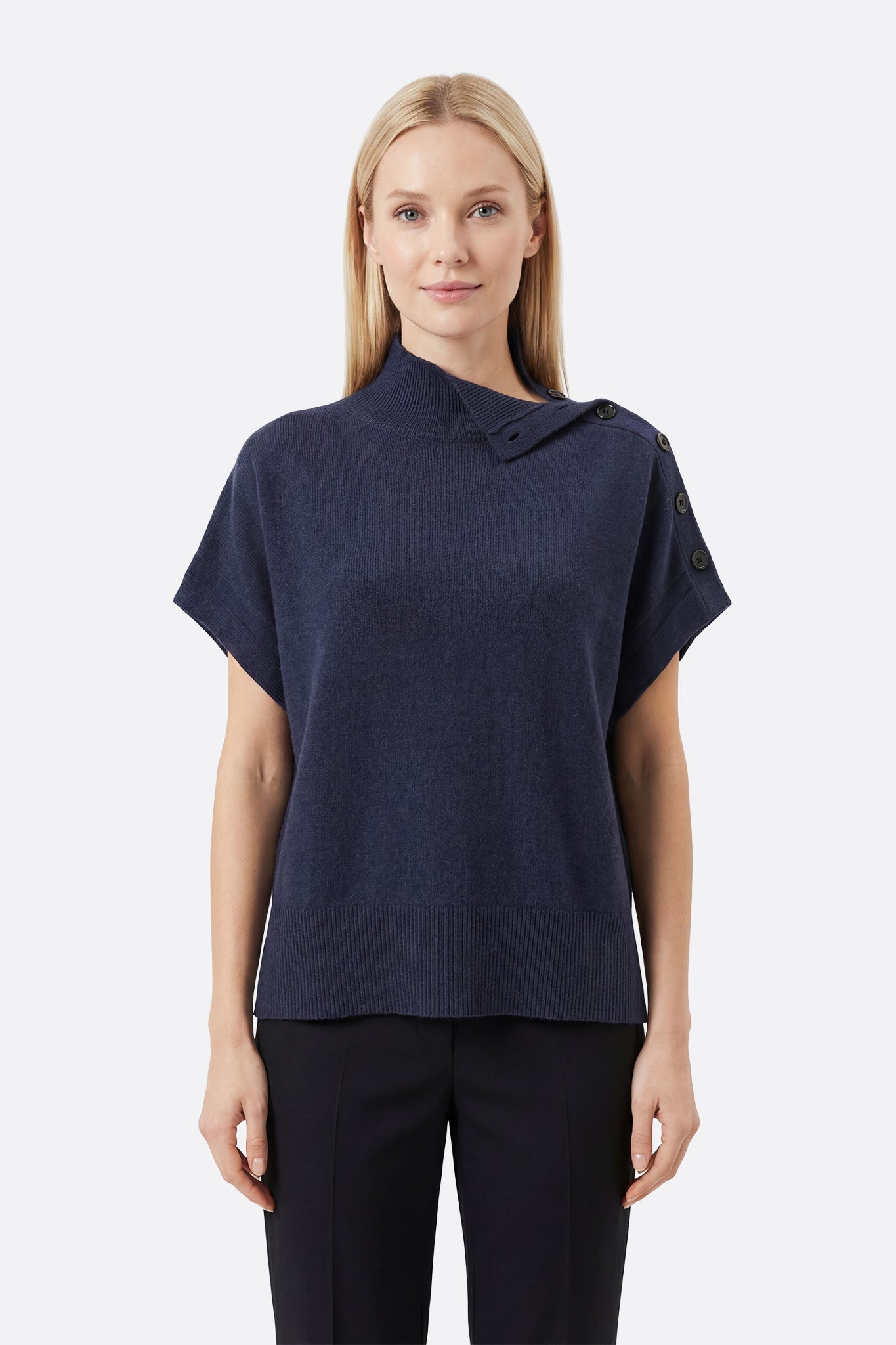 Jersey azul marino oversize con cuello alto abotonado y laterales con automáticos