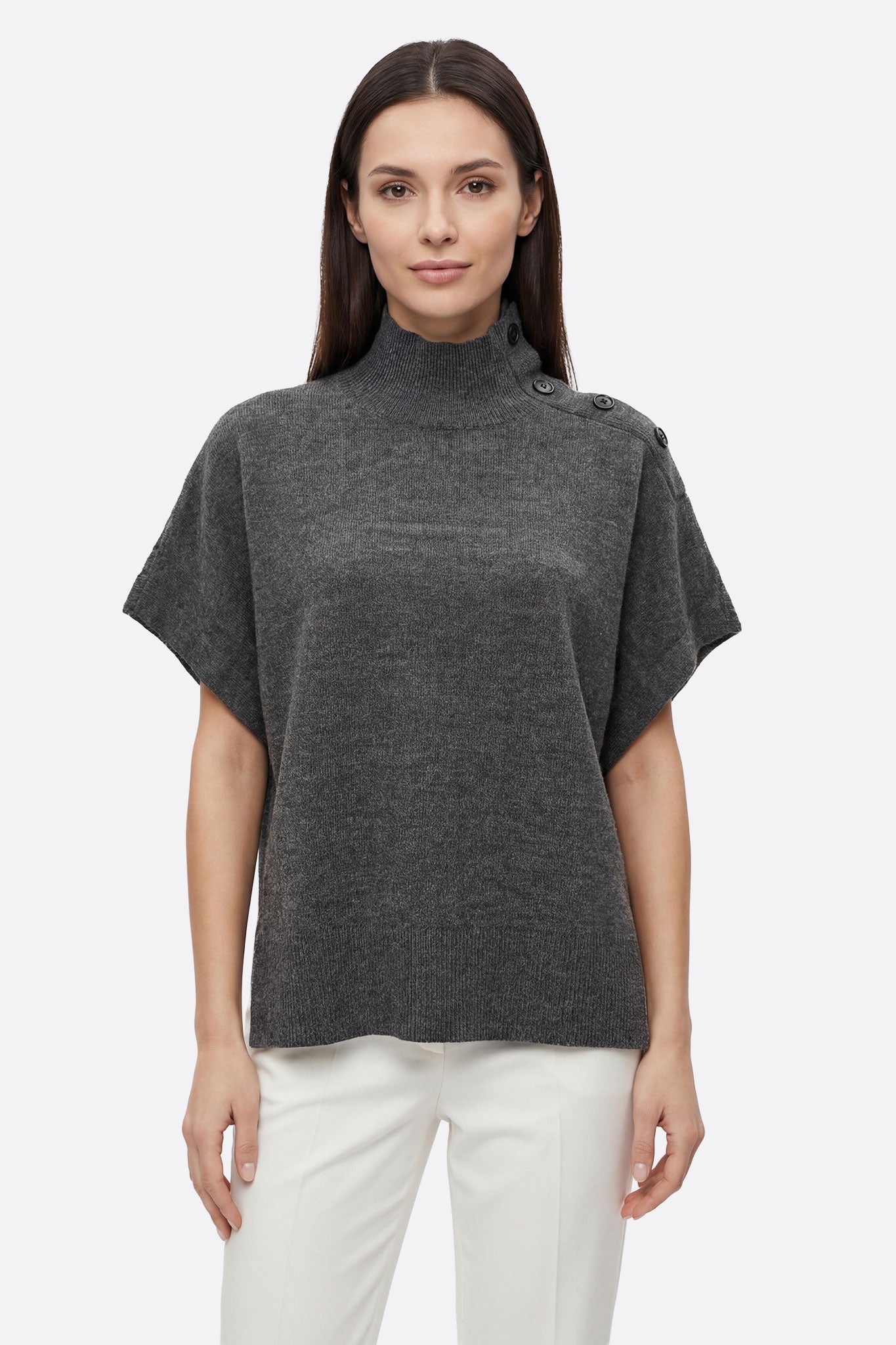 Jersey gris oversize con cuello alto abotonado y laterales con automáticos