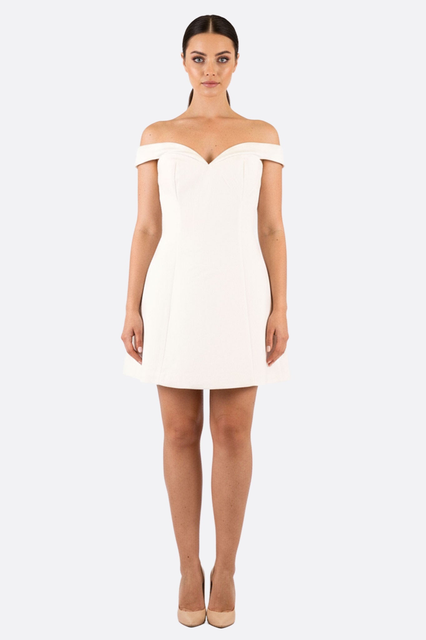 Vestido corto blanco con corsé, hombros descubiertos y corte en forma de trapecio.