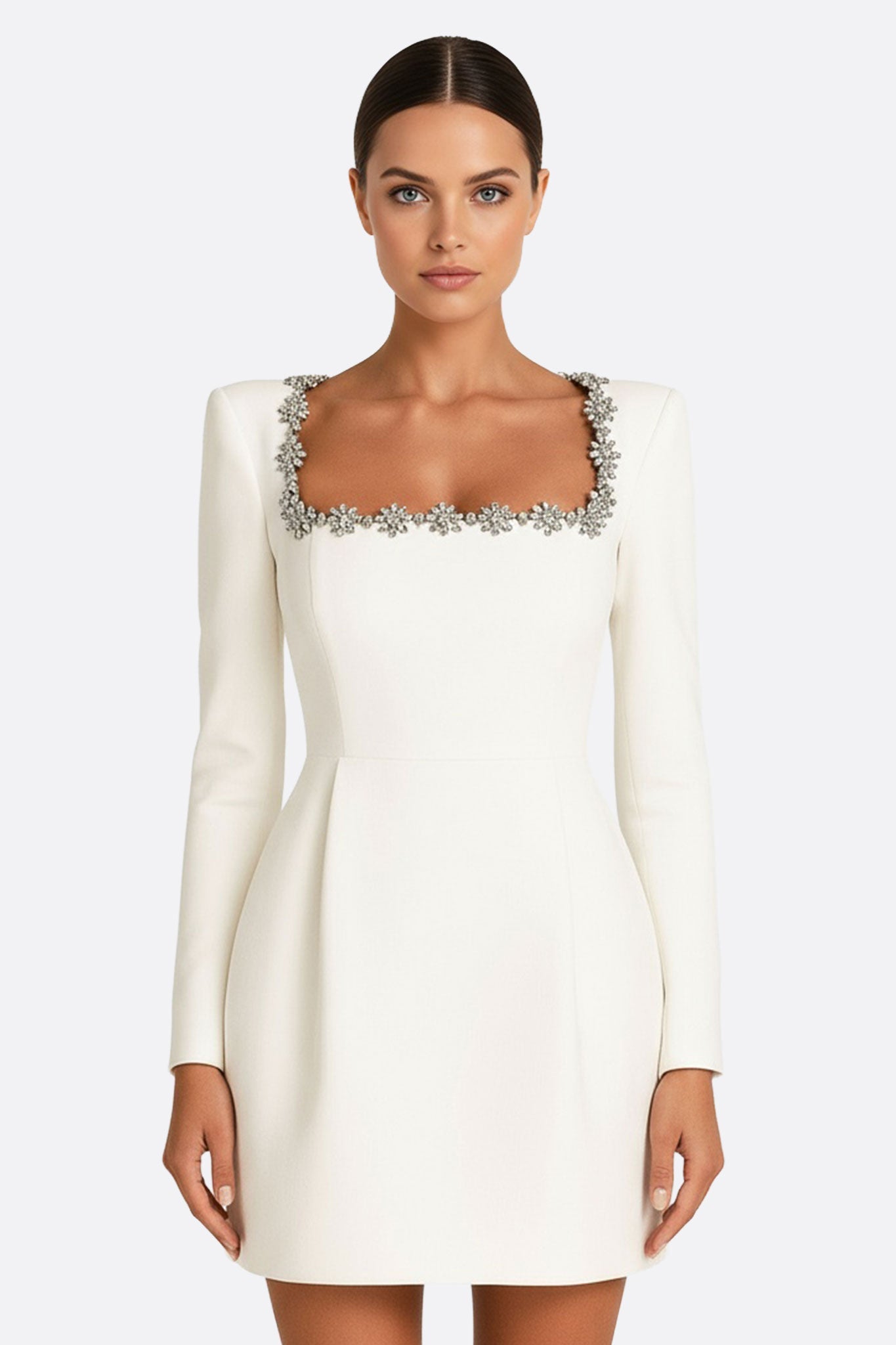 Vestido corto blanco de crepé con detalles de joyas