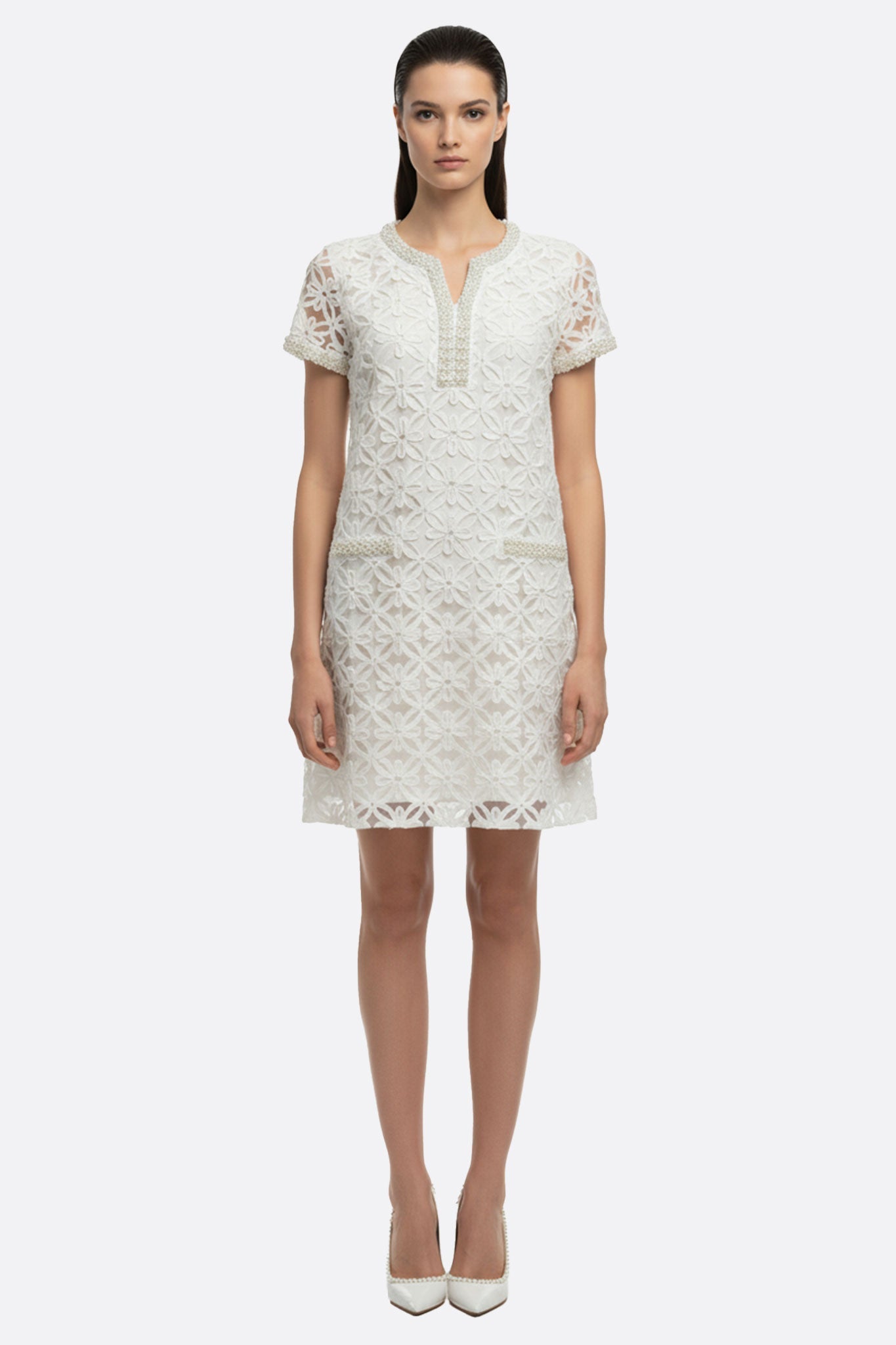 Vestido corto blanco con bordado floral perlado