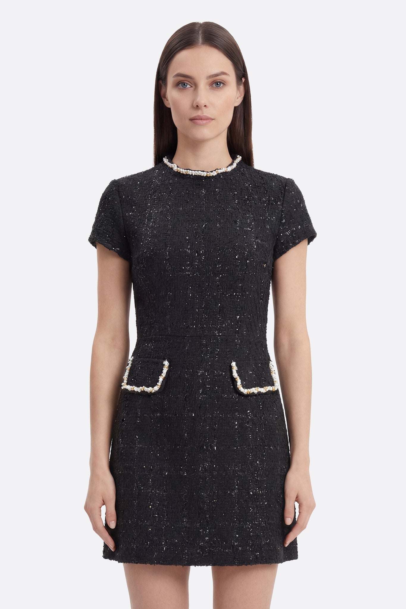 Vestido corto de tweed negro con cuello perlado dorado