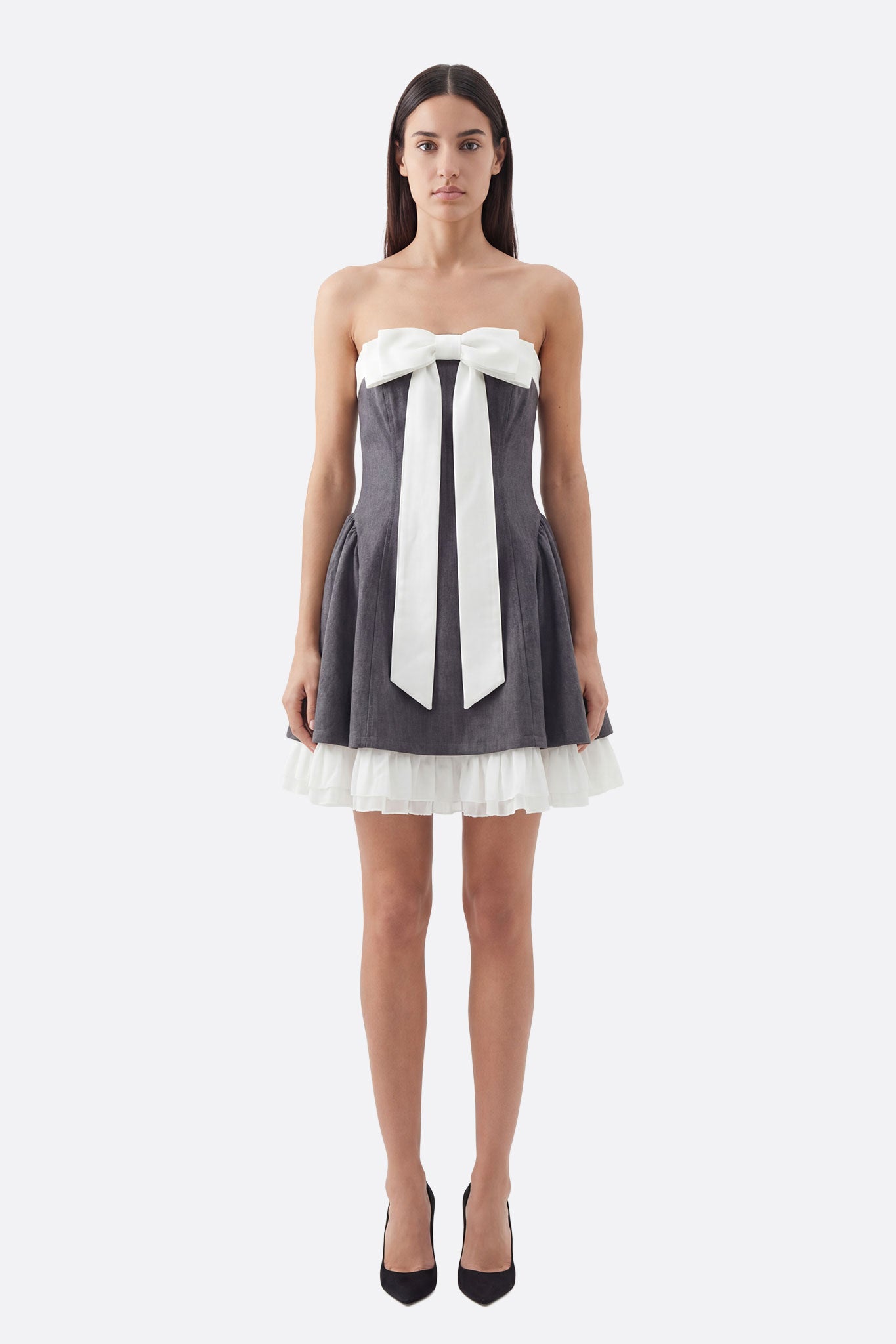 Vestido corto de bustier gris con lazo blanco