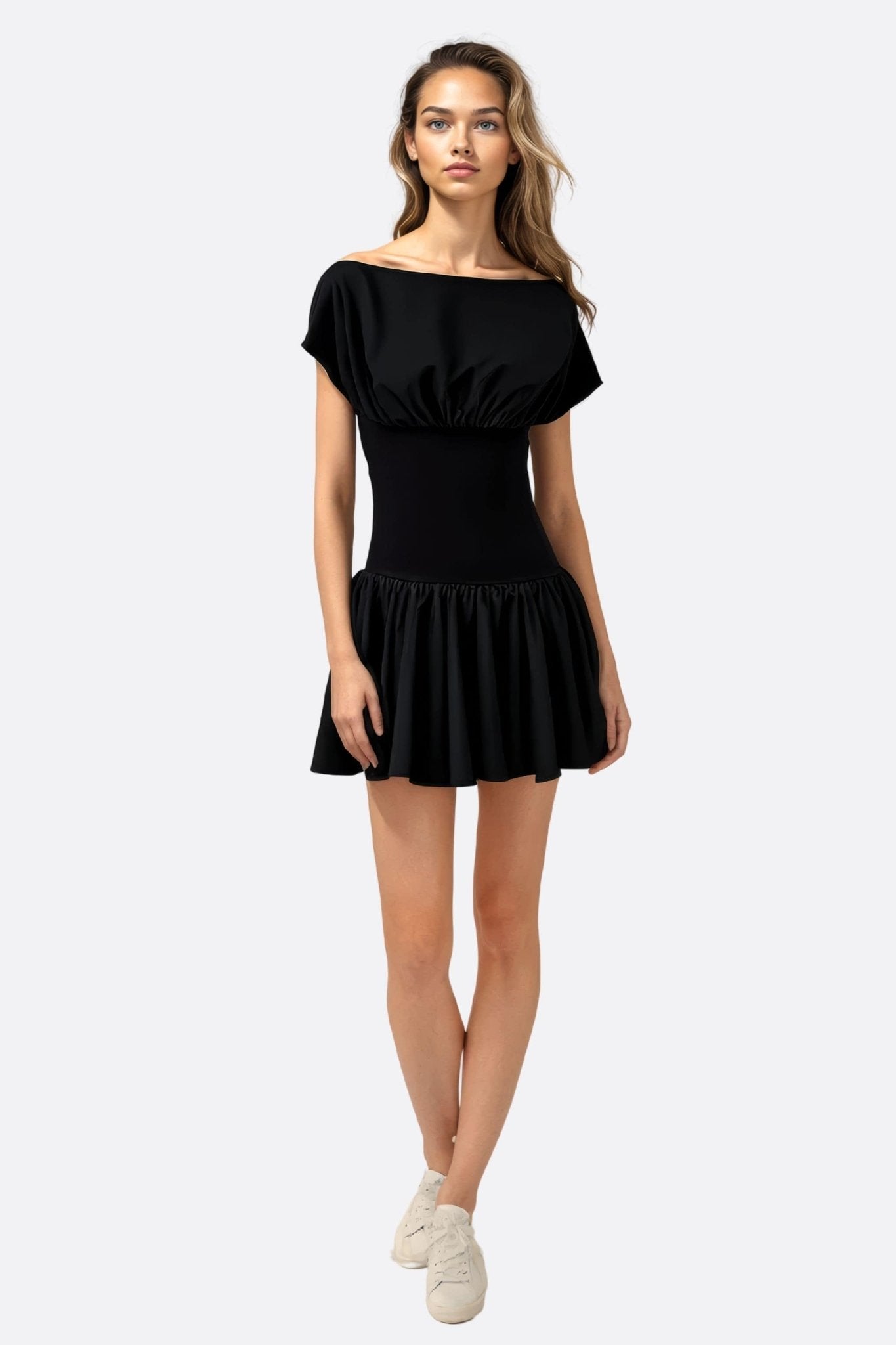 Vestido corto negro con cintura fruncida